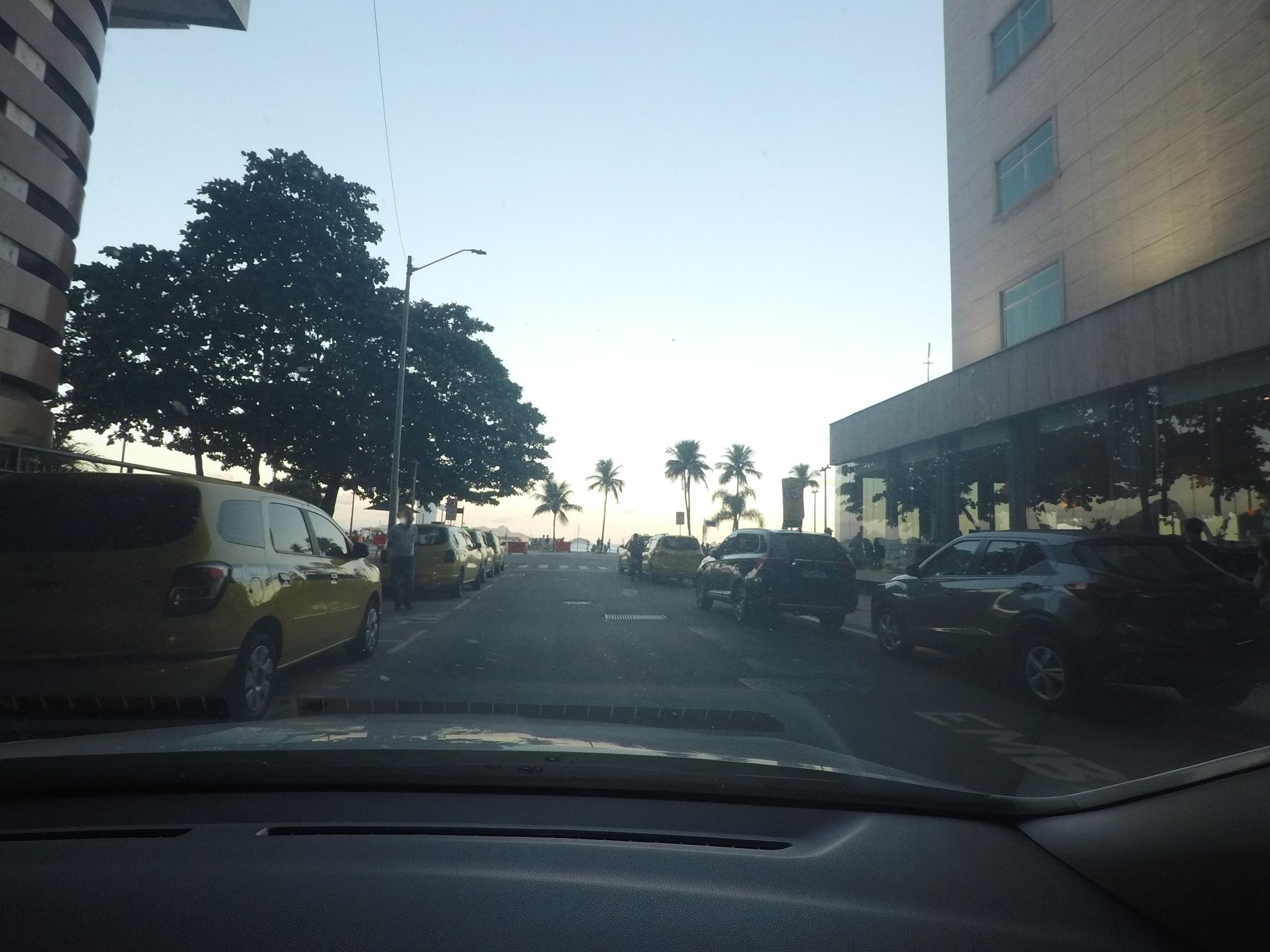 Street-level view near Edifício Antonio Vivaldi, Leme