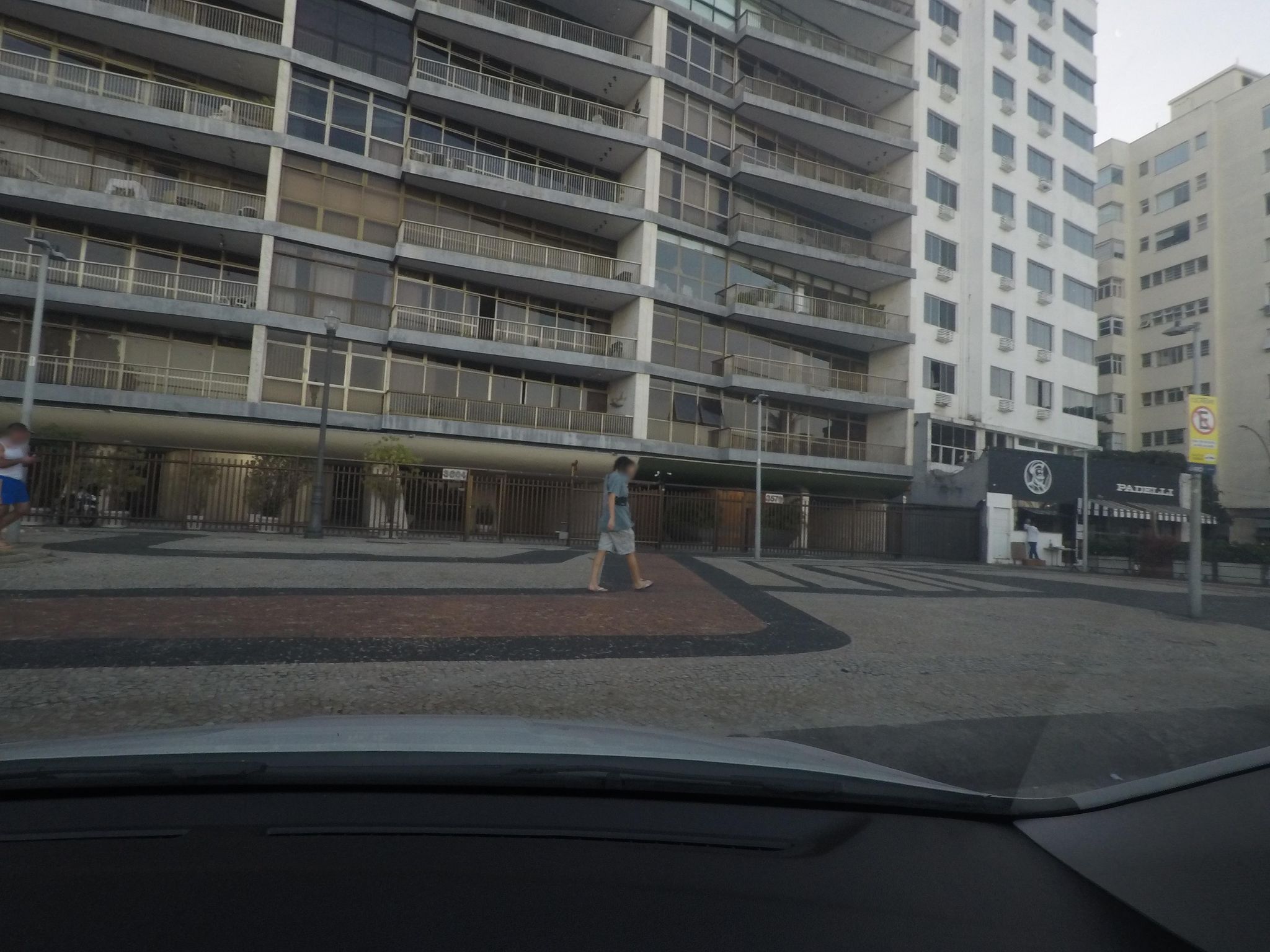 Street-level view near Edifício Antonio Vivaldi, Copacabana