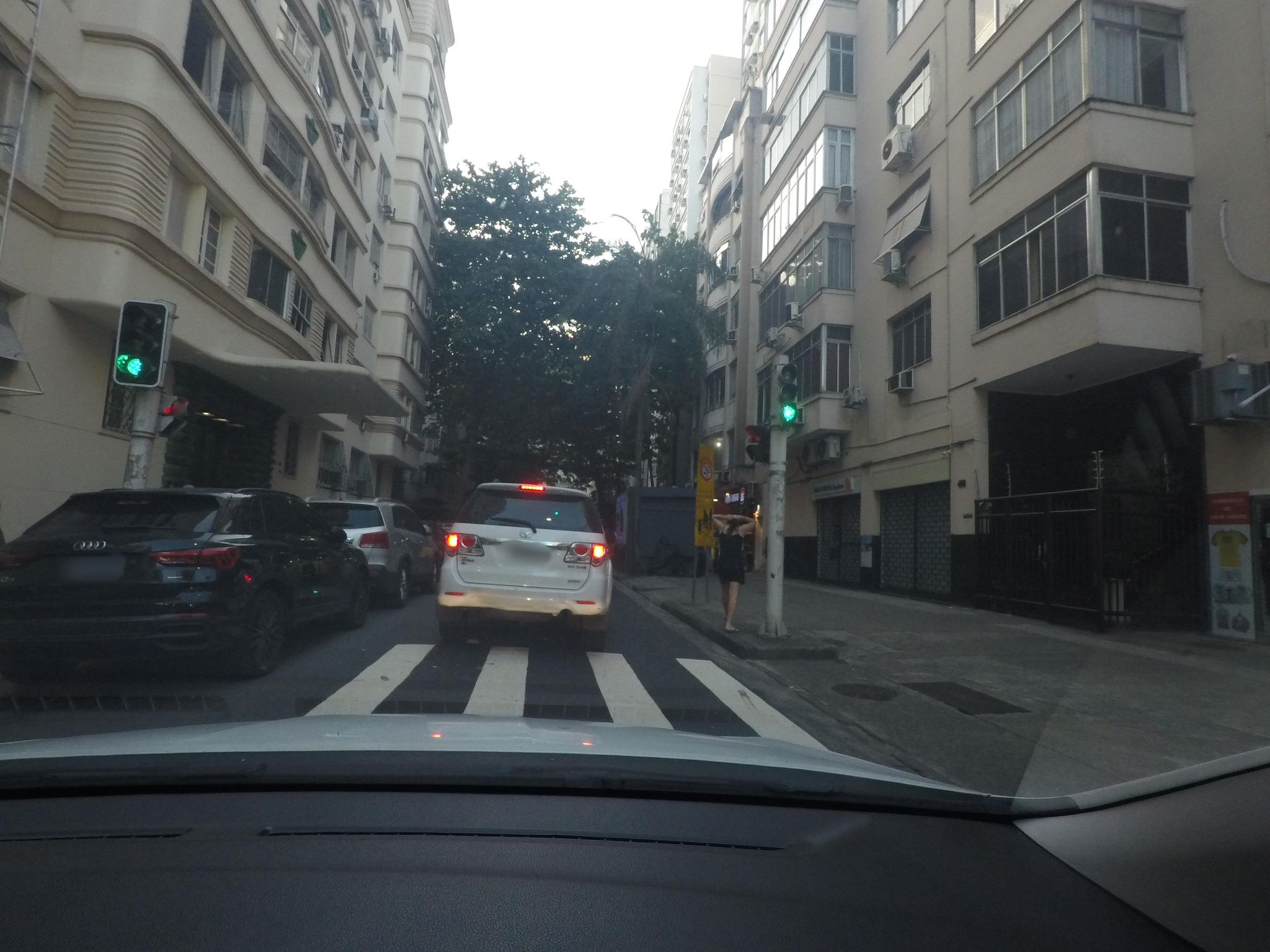 Street-level view near Edifício Apolo, Copacabana