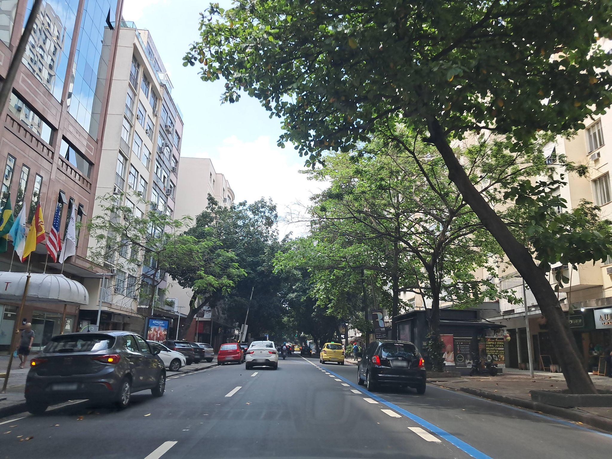 Street-level view near Edifício Aquarius, Ipanema