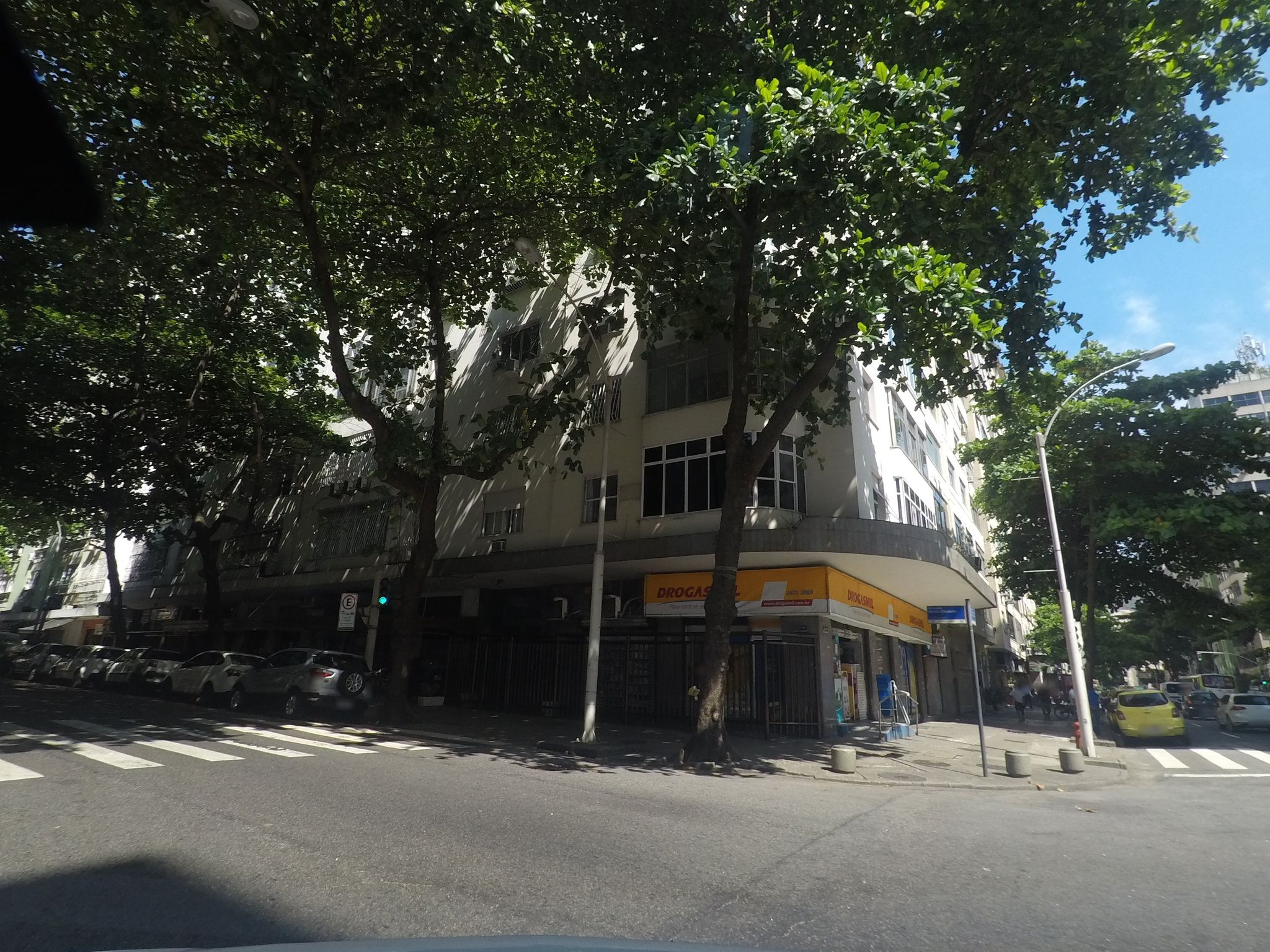 Street-level view near Edifício Aquidabã, Copacabana