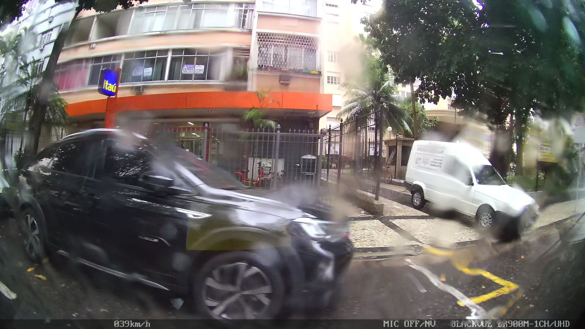 Street-level view near Edifício Aramus, Flamengo