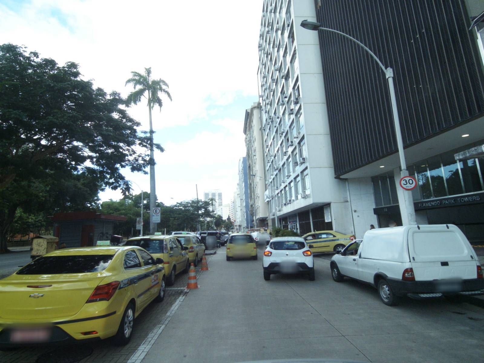 Street-level view near Edifício Araruama, Glória