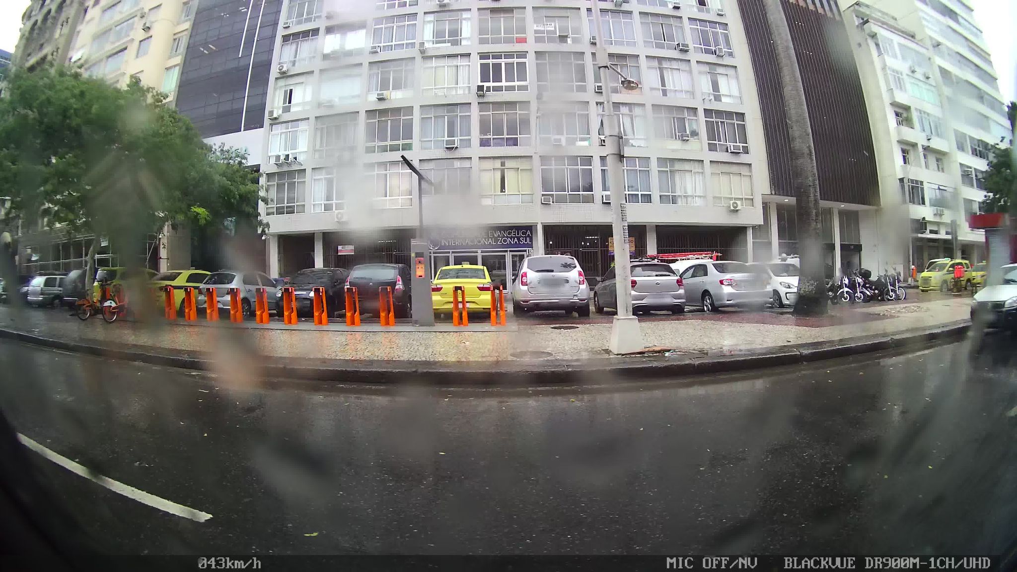 Street-level view near Edifício Araruama, Flamengo