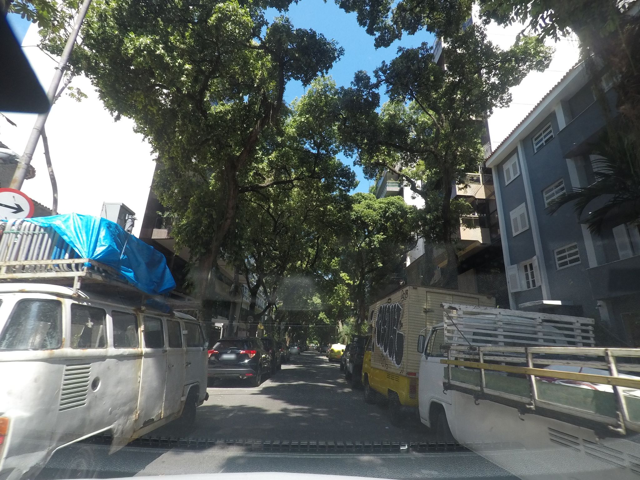 Street-level view near Edifício Arcanjo Mickael, Ipanema