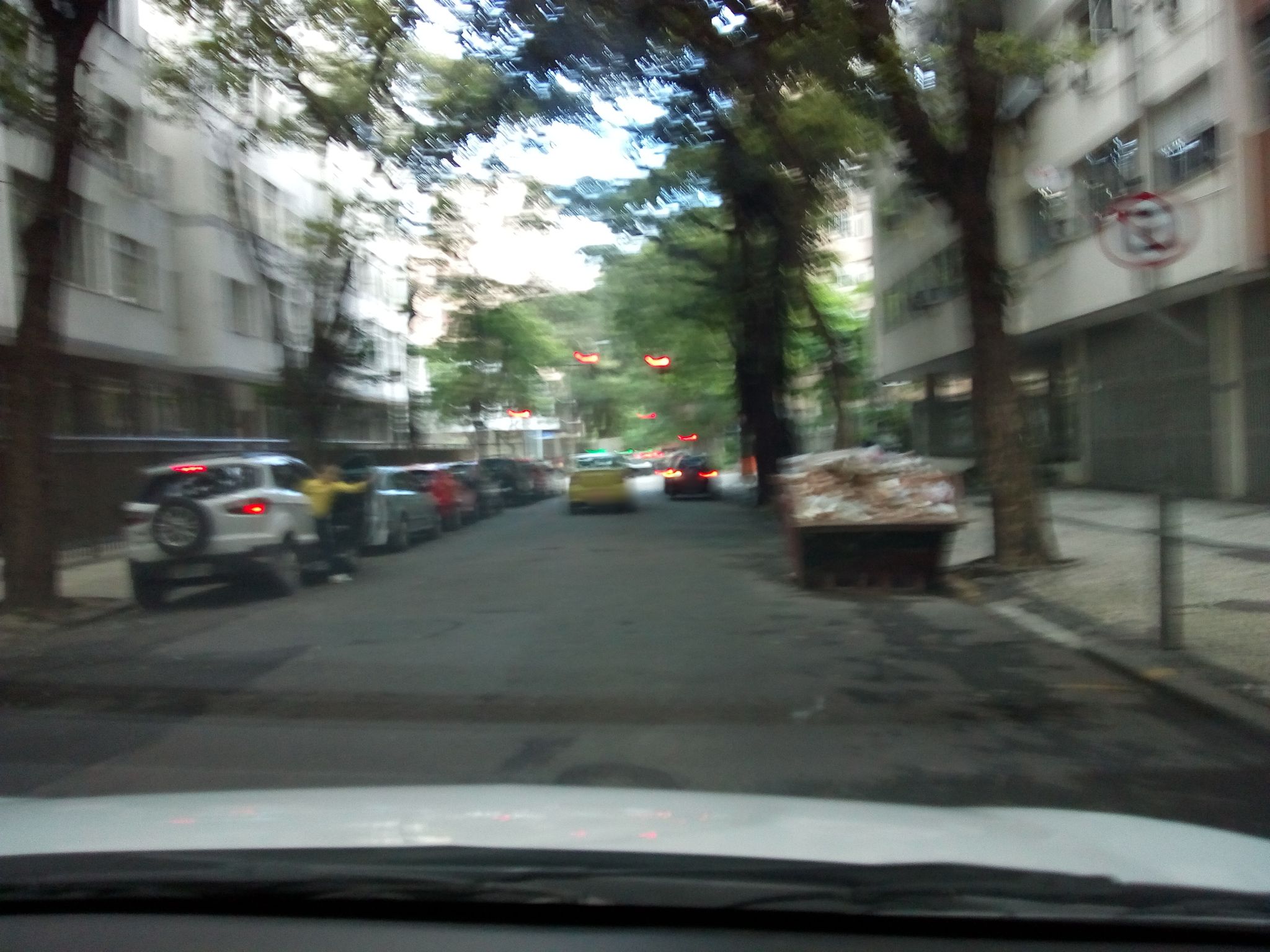 Street-level view near Edifício Ardennes, Copacabana