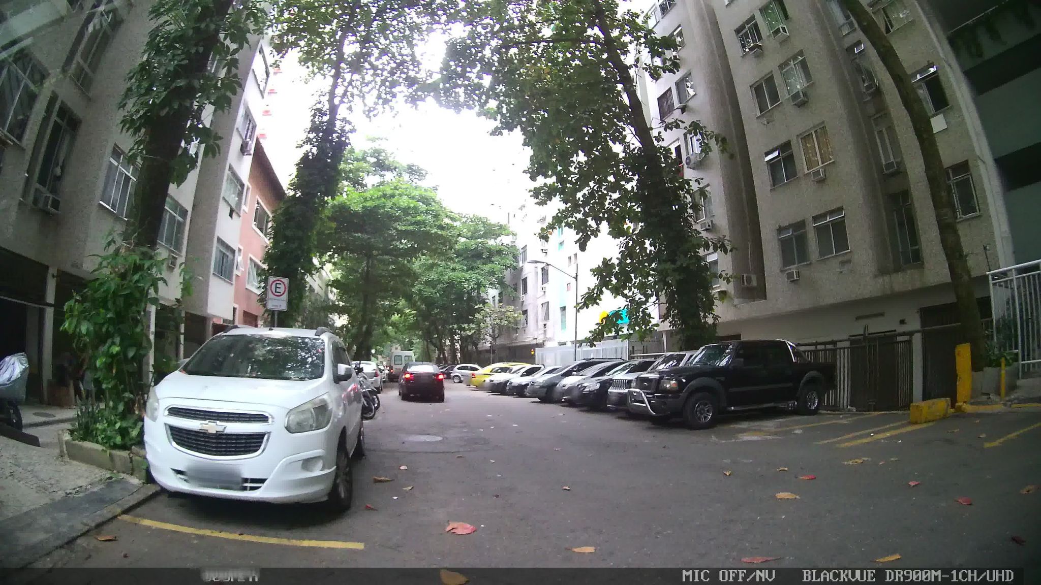 Street-level view near Edifício Areia Prata, Leme