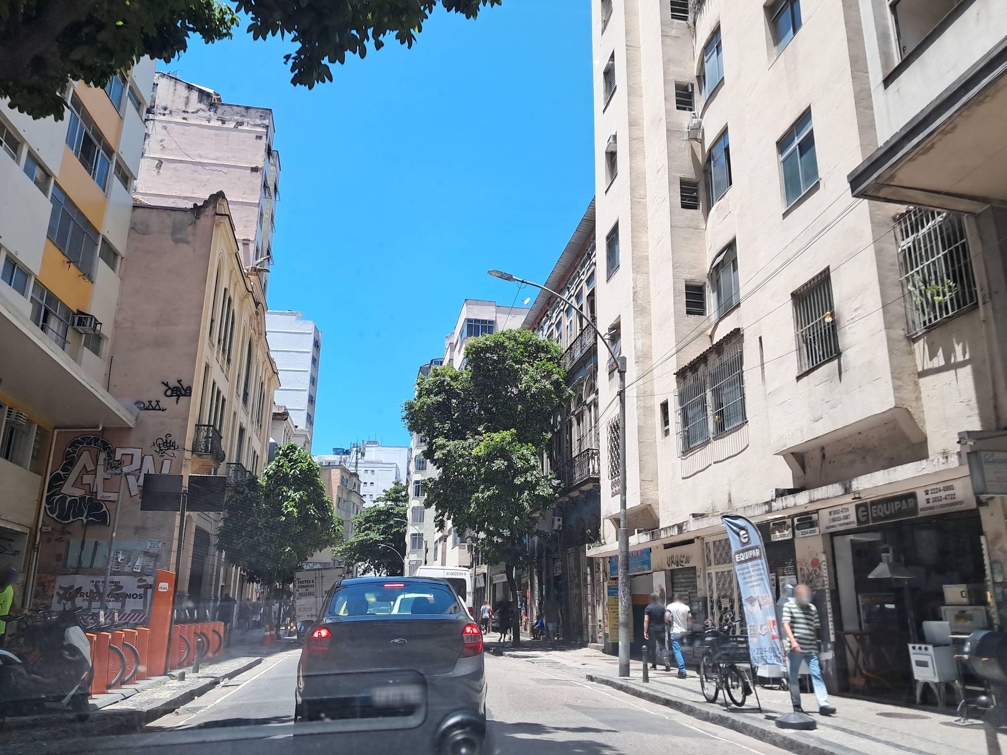 Street-level view near Edifício Areosa, Centro