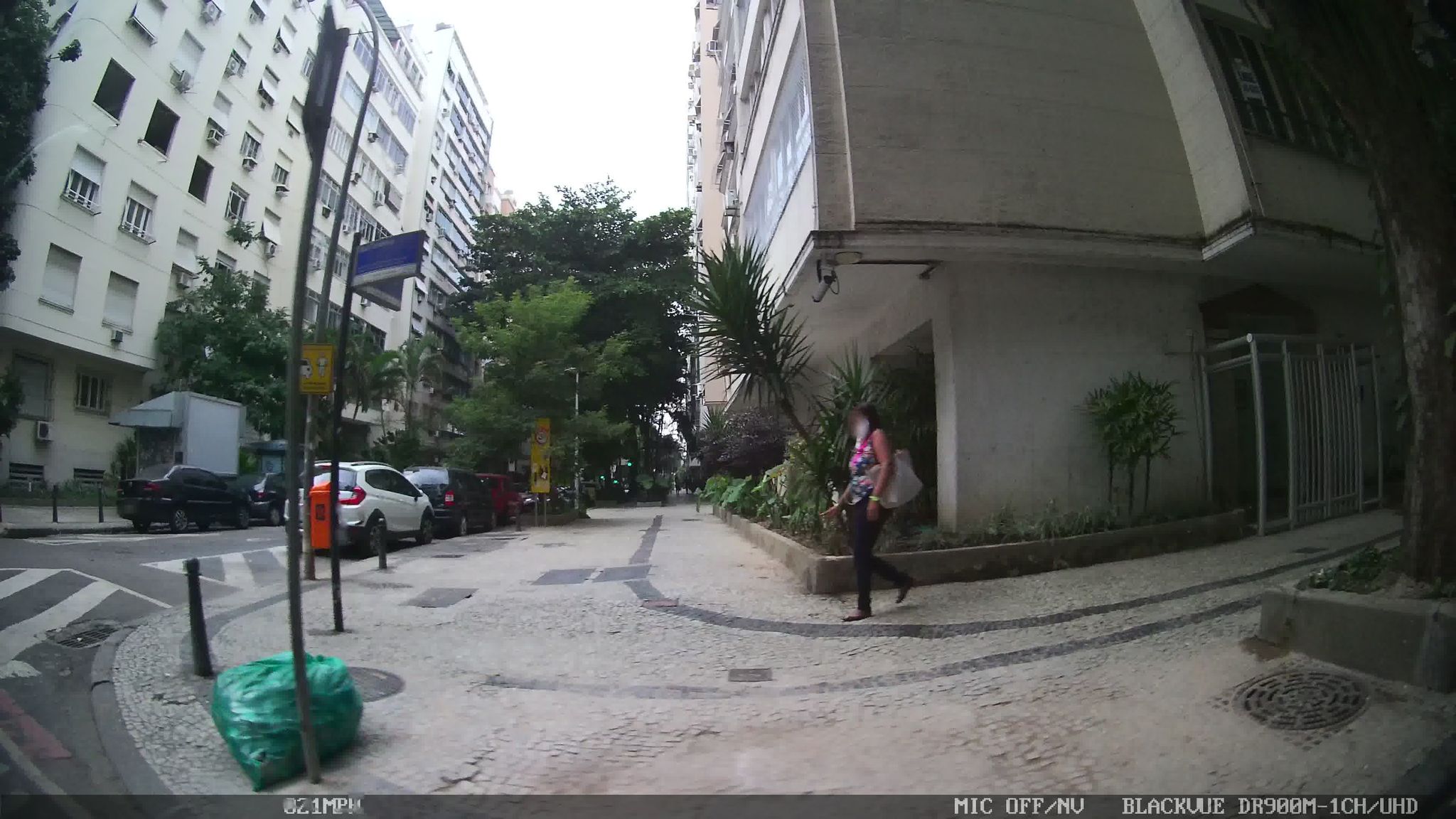 Street-level view near Edifício Arizona, Copacabana