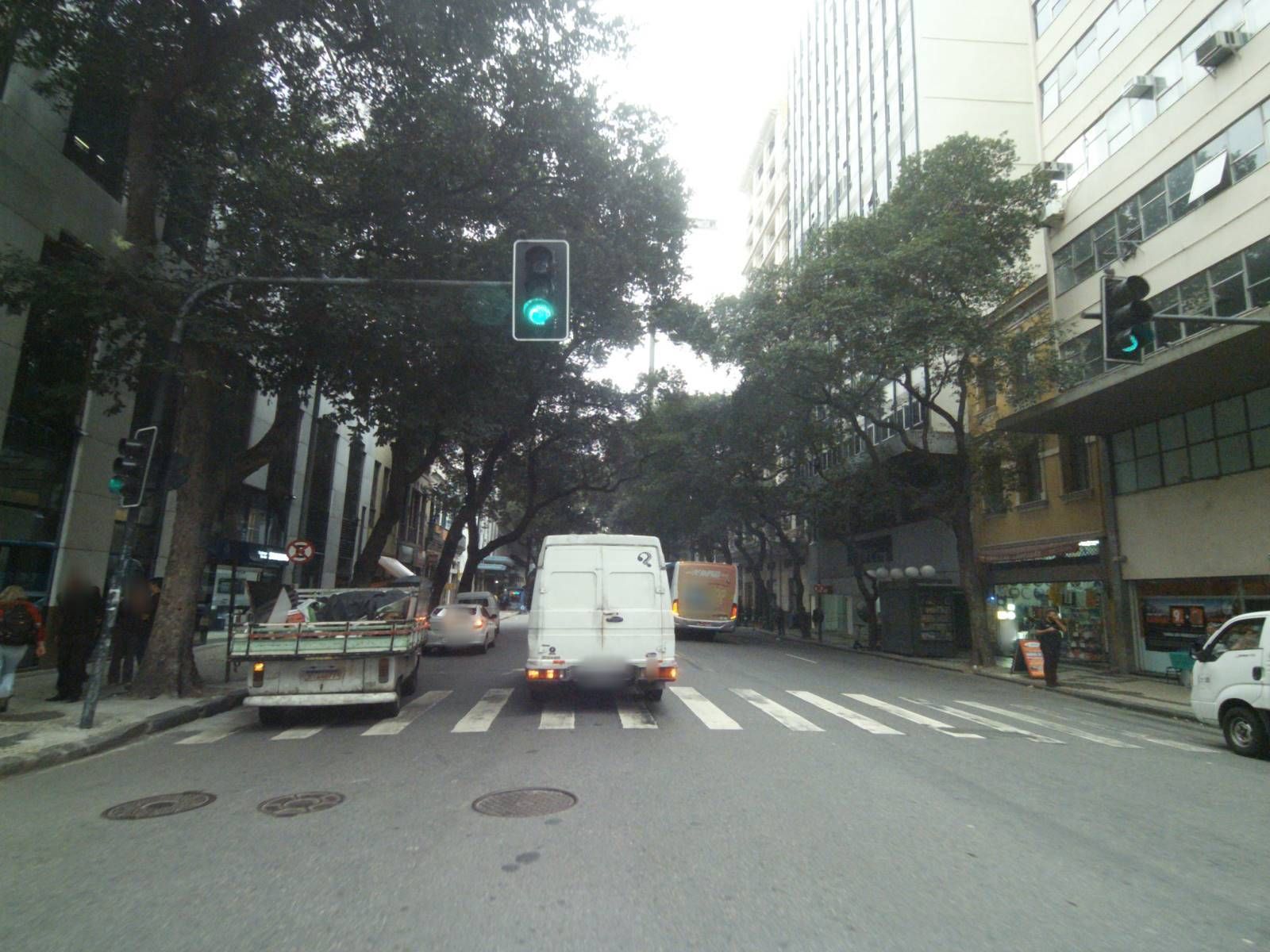 Street-level view near Edifício Arminda, Centro