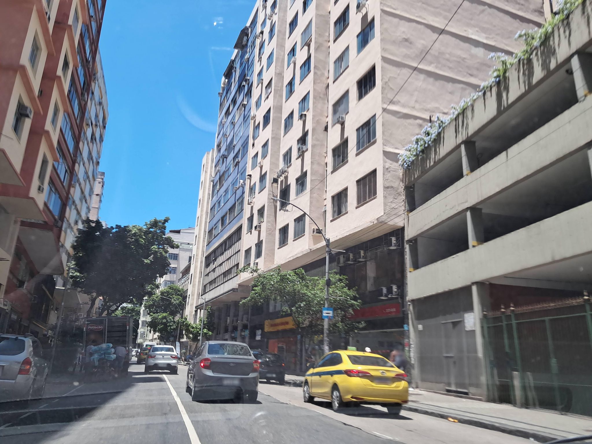 Street-level view near Edifício Arprilia, Centro