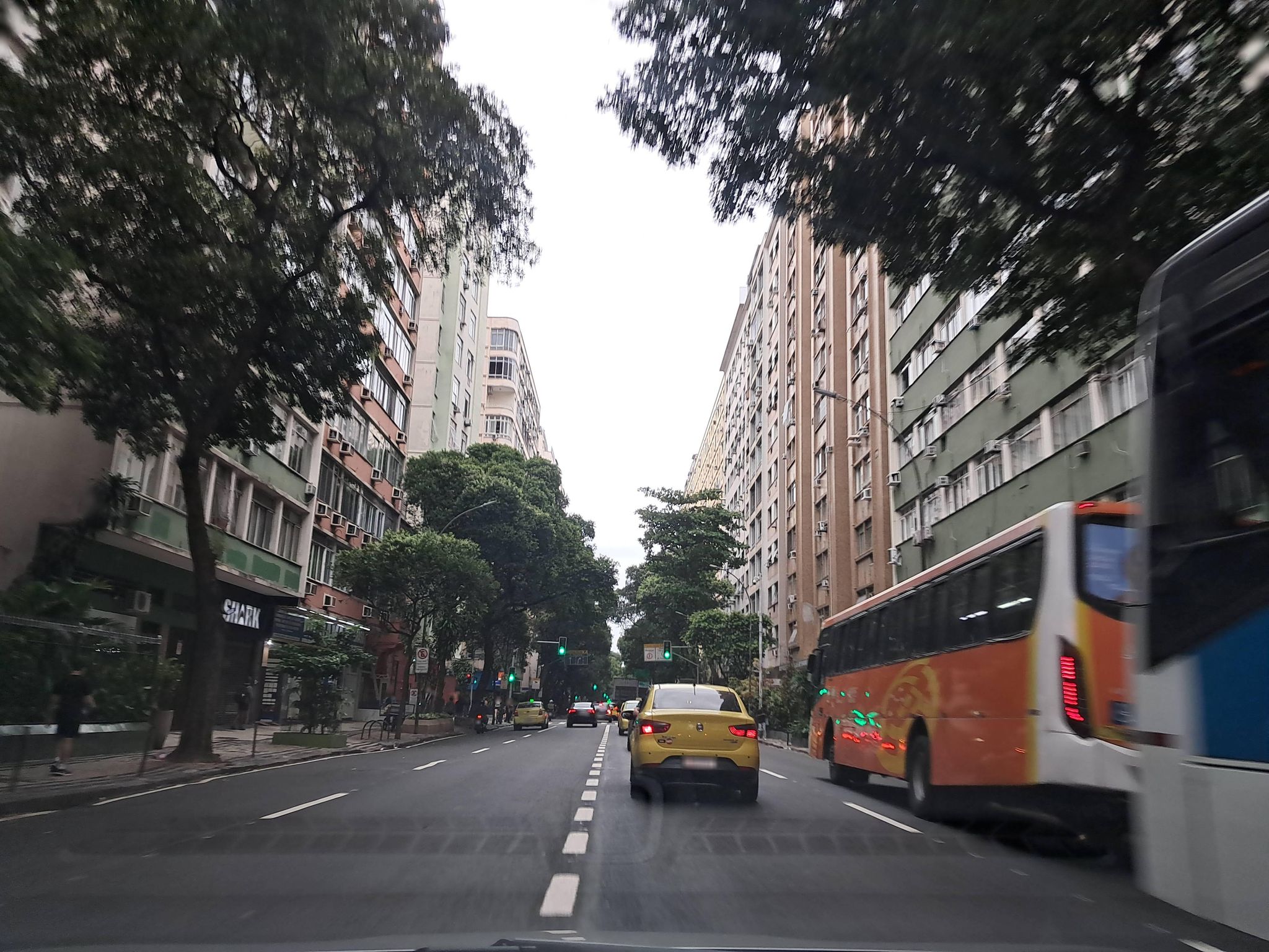 Street-level view near Edifício Arthur Silva, Copacabana