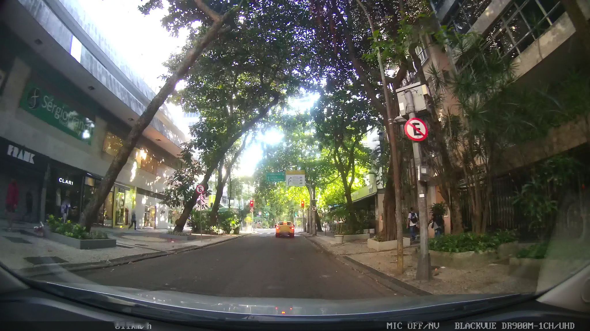 Street-level view near Edifício Artigos de Ipanema, Ipanema