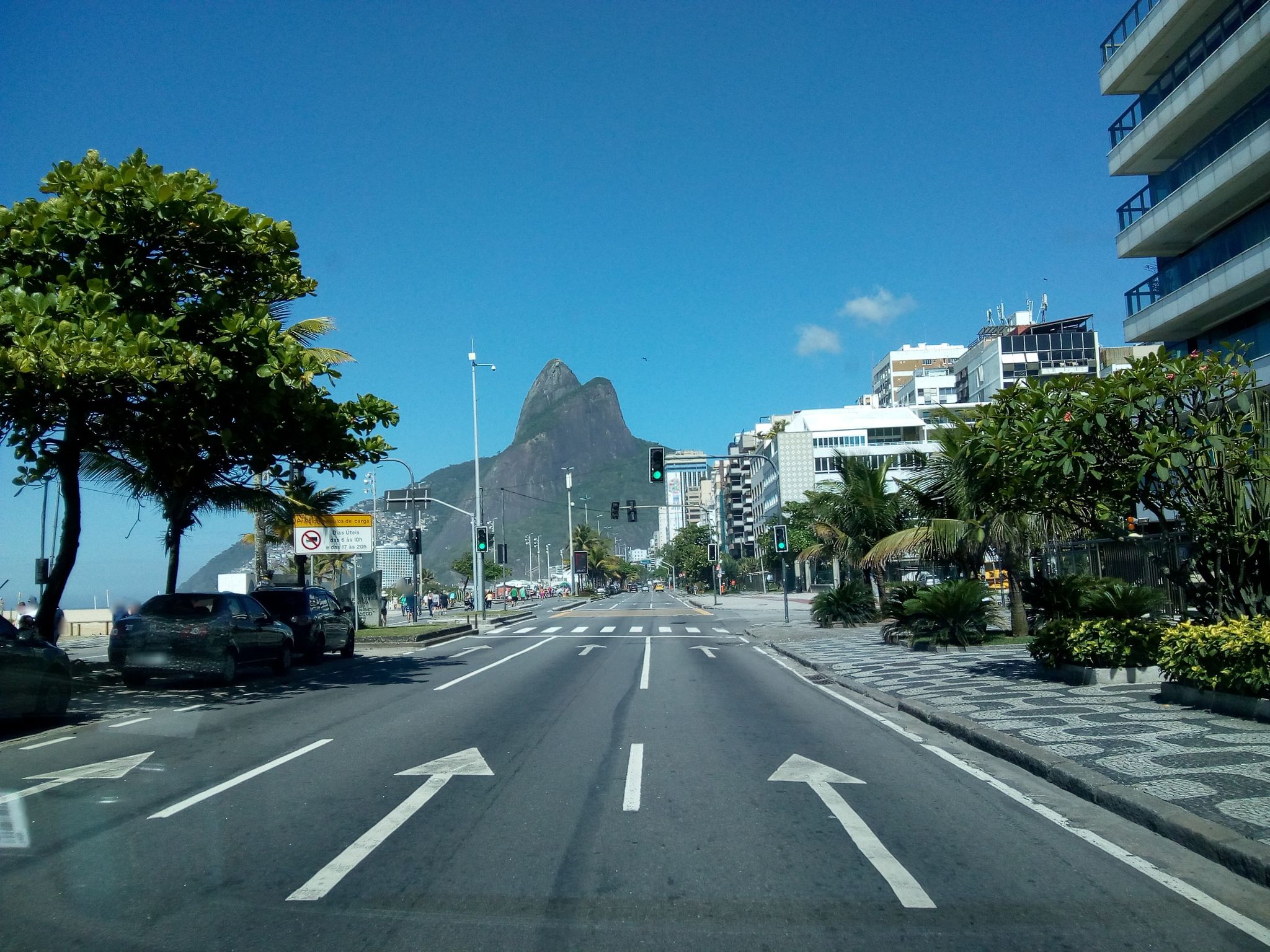 Street-level view near Edifício Arturo Veschi, Lagoa