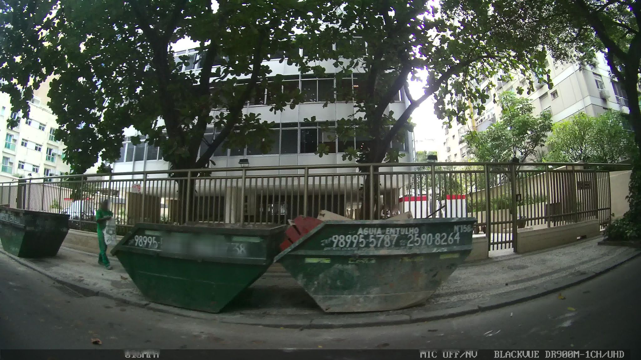Street-level view near Edifício As Rosas, Lagoa
