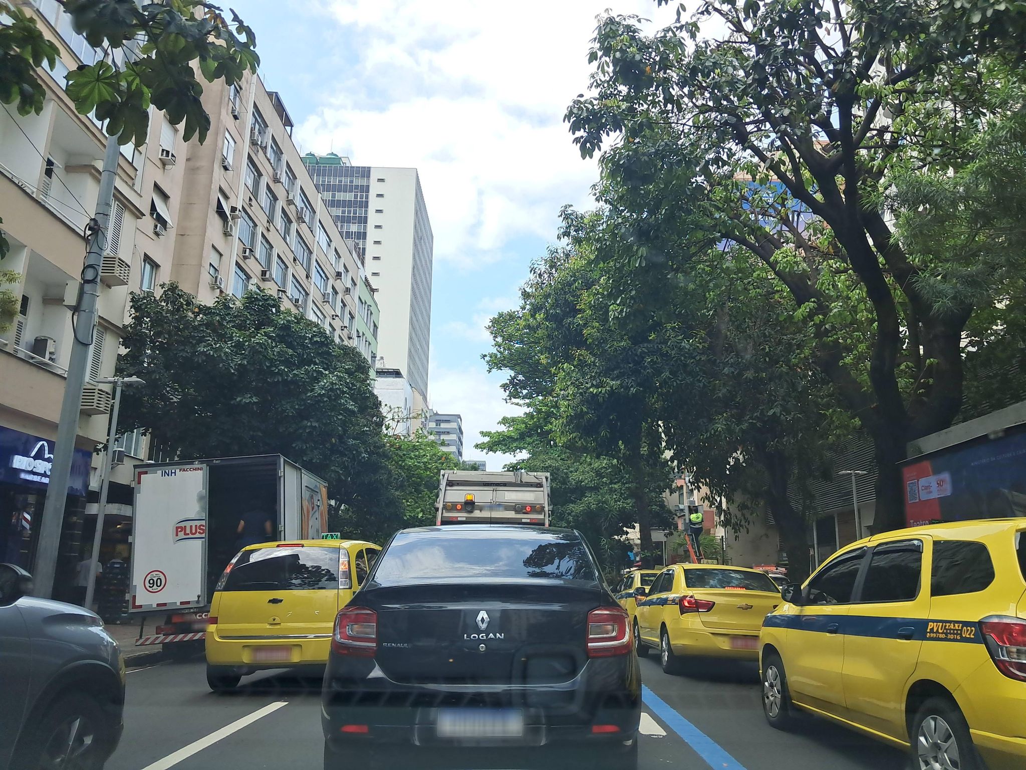 Street-level view near Edifício Astor, Ipanema