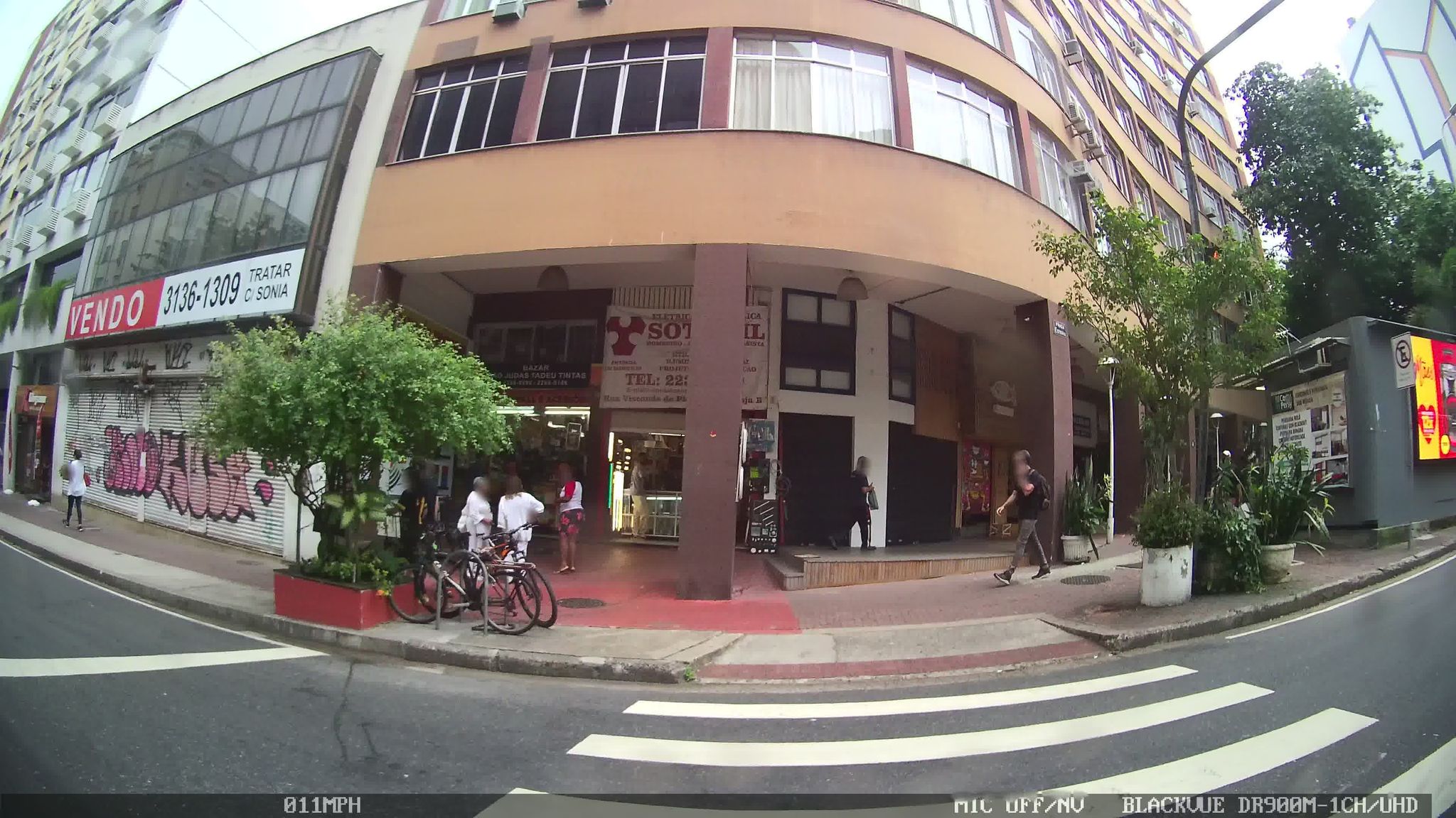 Street-level view near Edifício Astoria, Ipanema