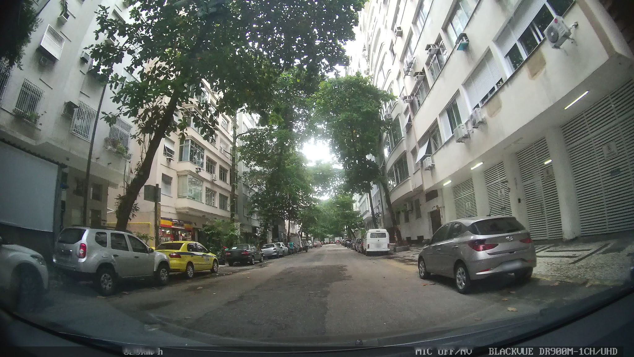 Street-level view near Edifício Austrias, Copacabana