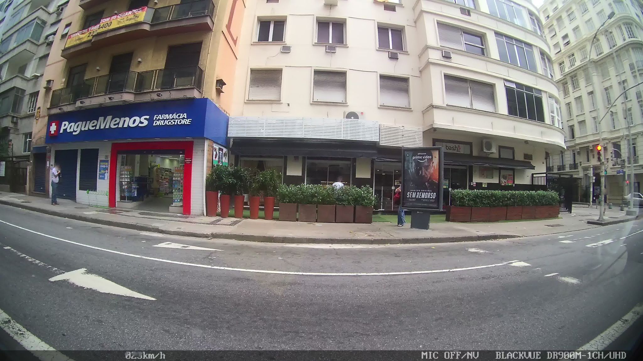 Street-level view near Edifício Av Copacabana, Leme
