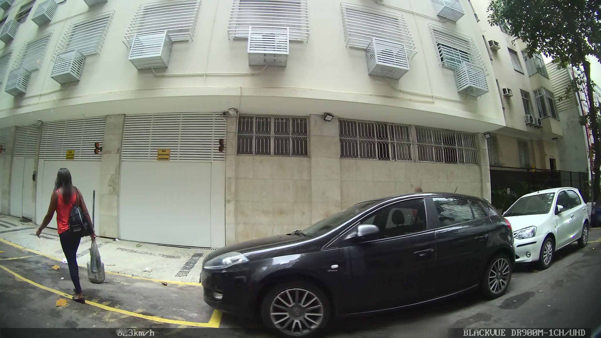 Street-level view near Edíficio Avahy, Leme