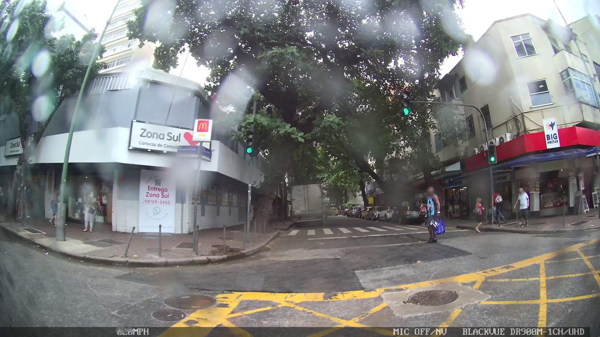 Street-level view near Edifício Avany, Ipanema