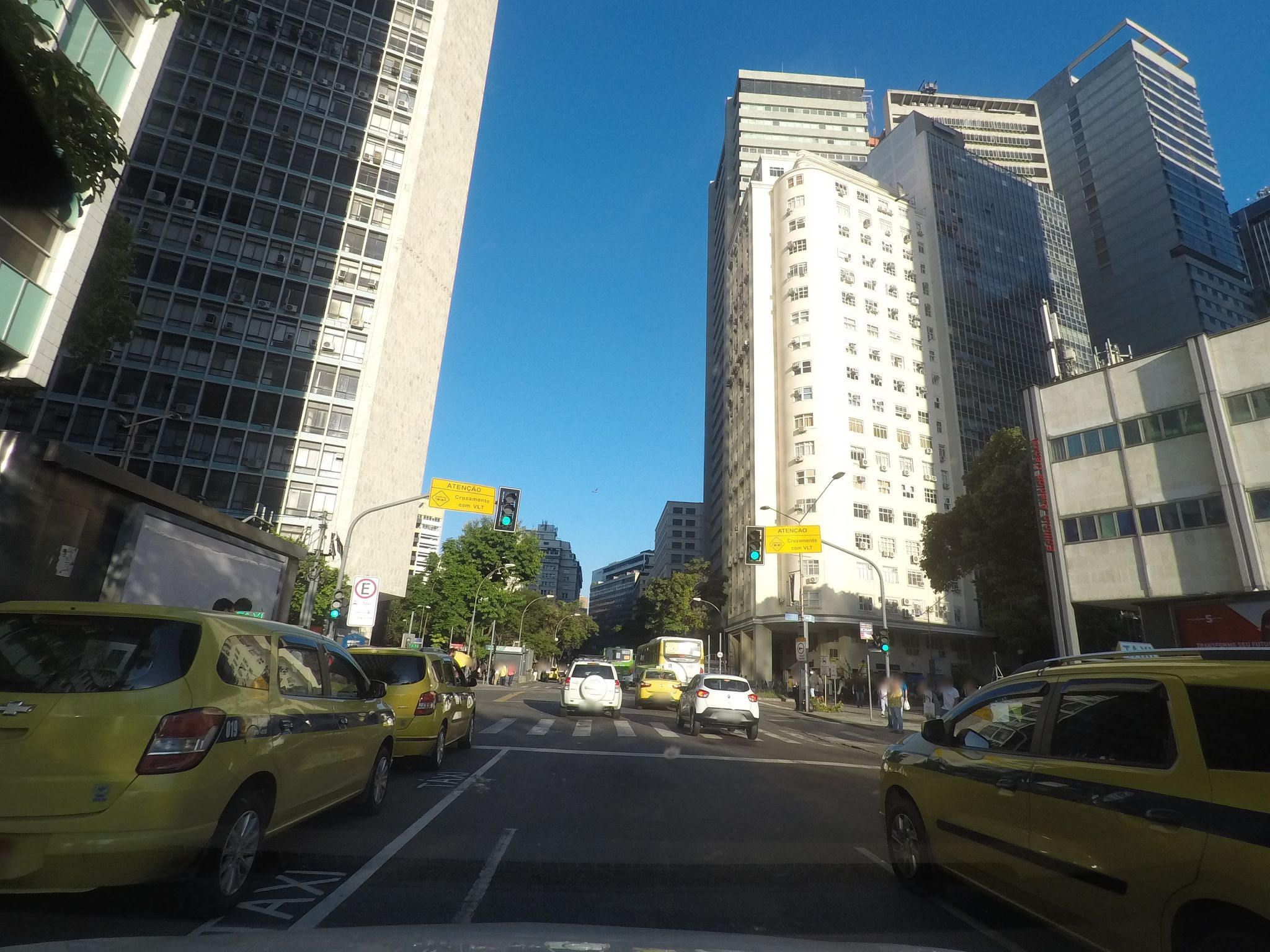 Street-level view near Edifício Avenida Central, Glória