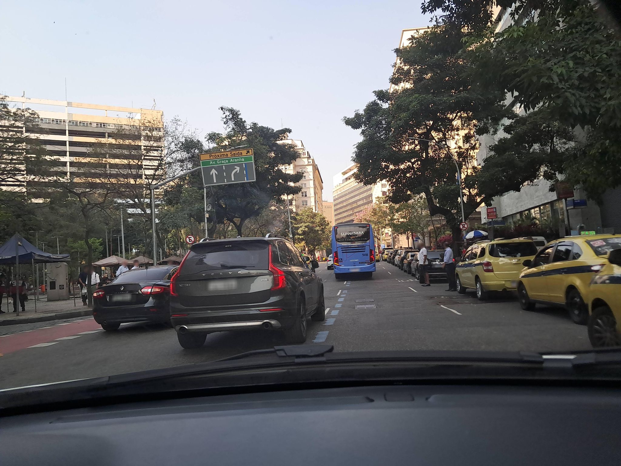 Street-level view near Edifício Avenida Central, Centro