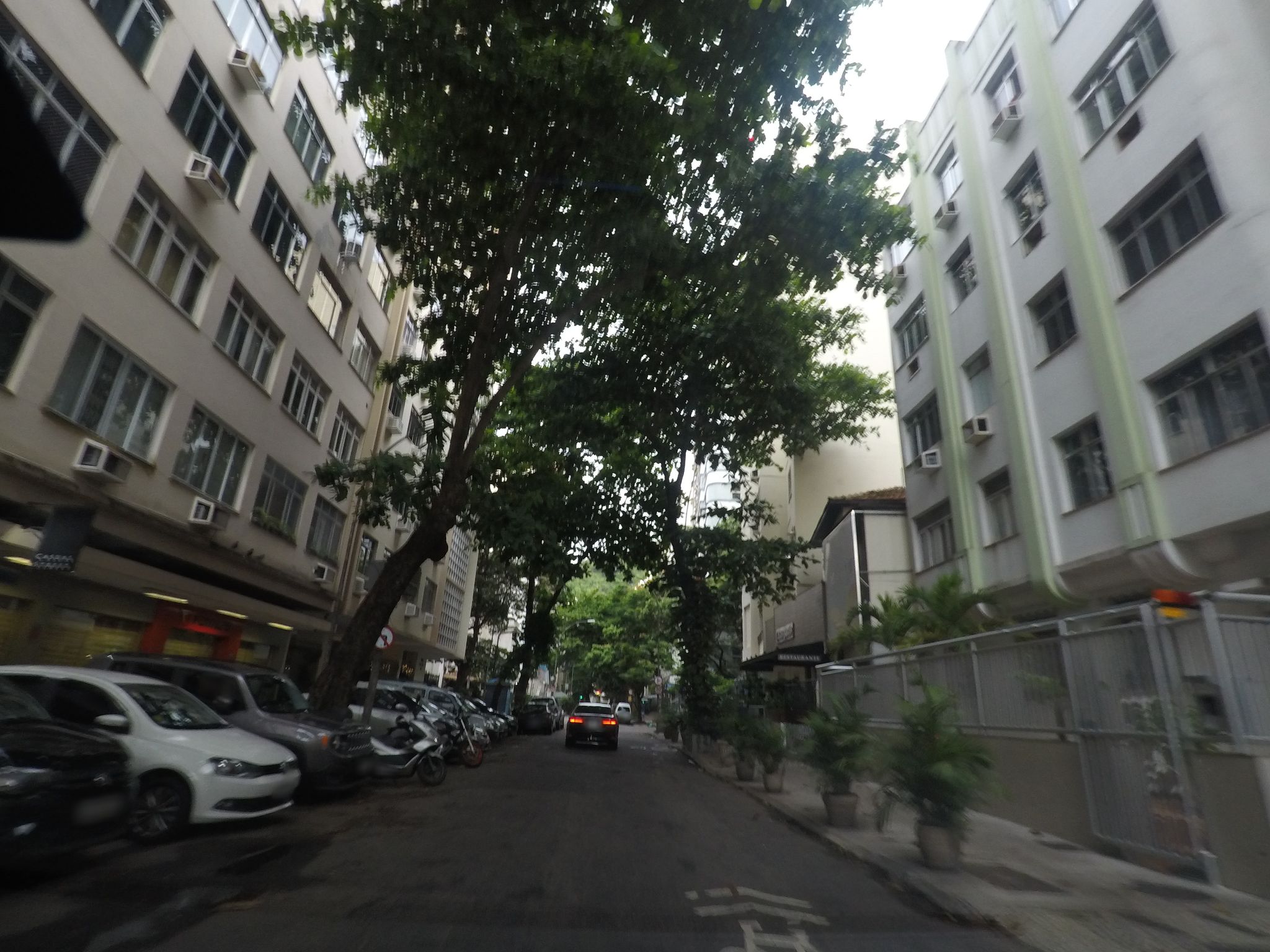 Street-level view near Edifício Aymara, Copacabana