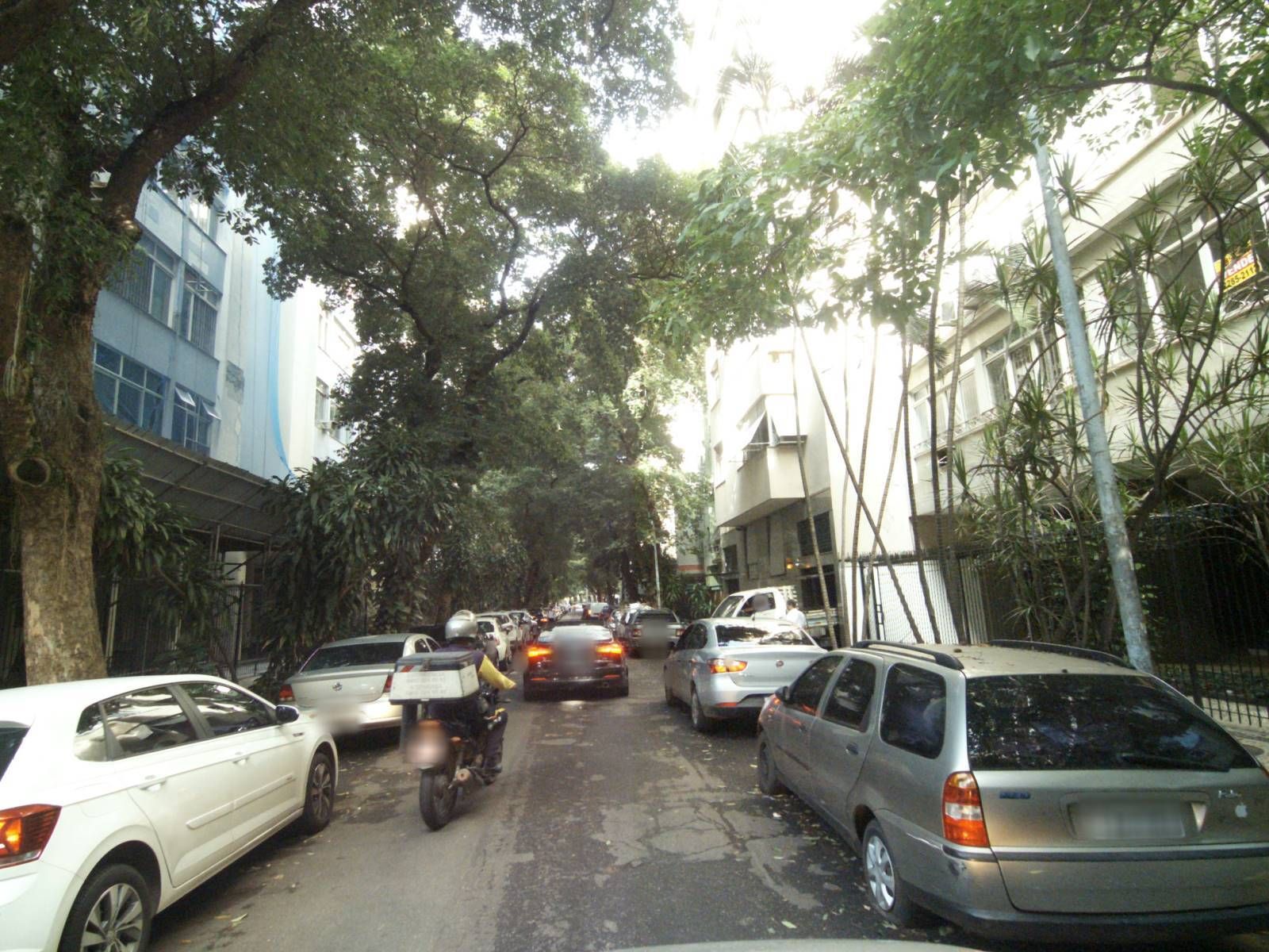 Street-level view near Edifício Azul e Branco, Catete