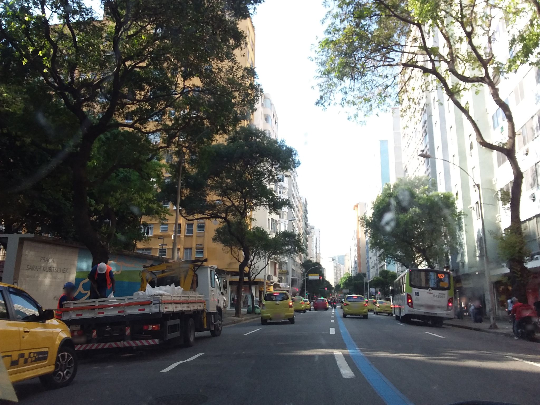 Street-level view near Edifício Azul, Copacabana