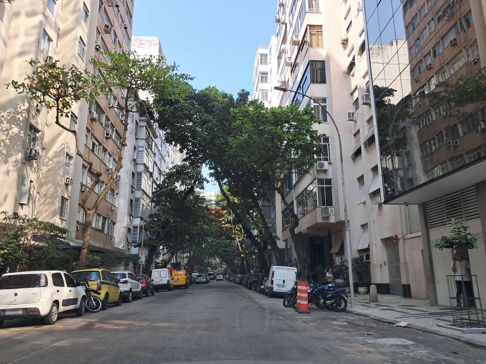 Street-level view near Edíficio Babilonia, Leme