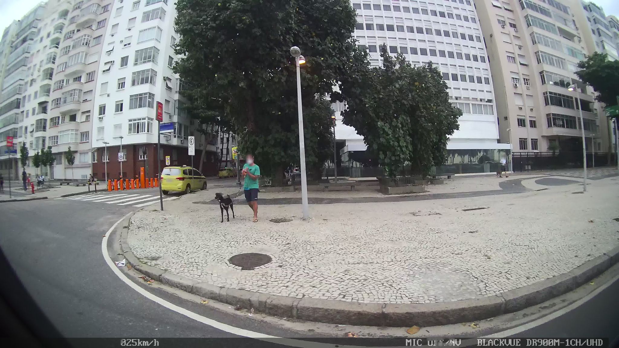 Street-level view near Edíficio Babilonia, Copacabana