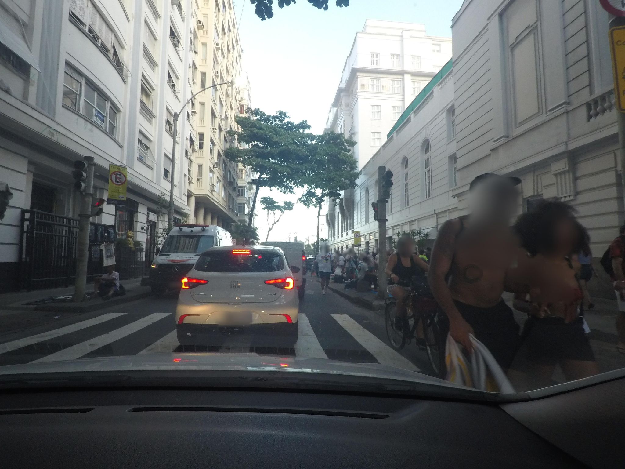 Street-level view near Edifício Bacaina, Leme