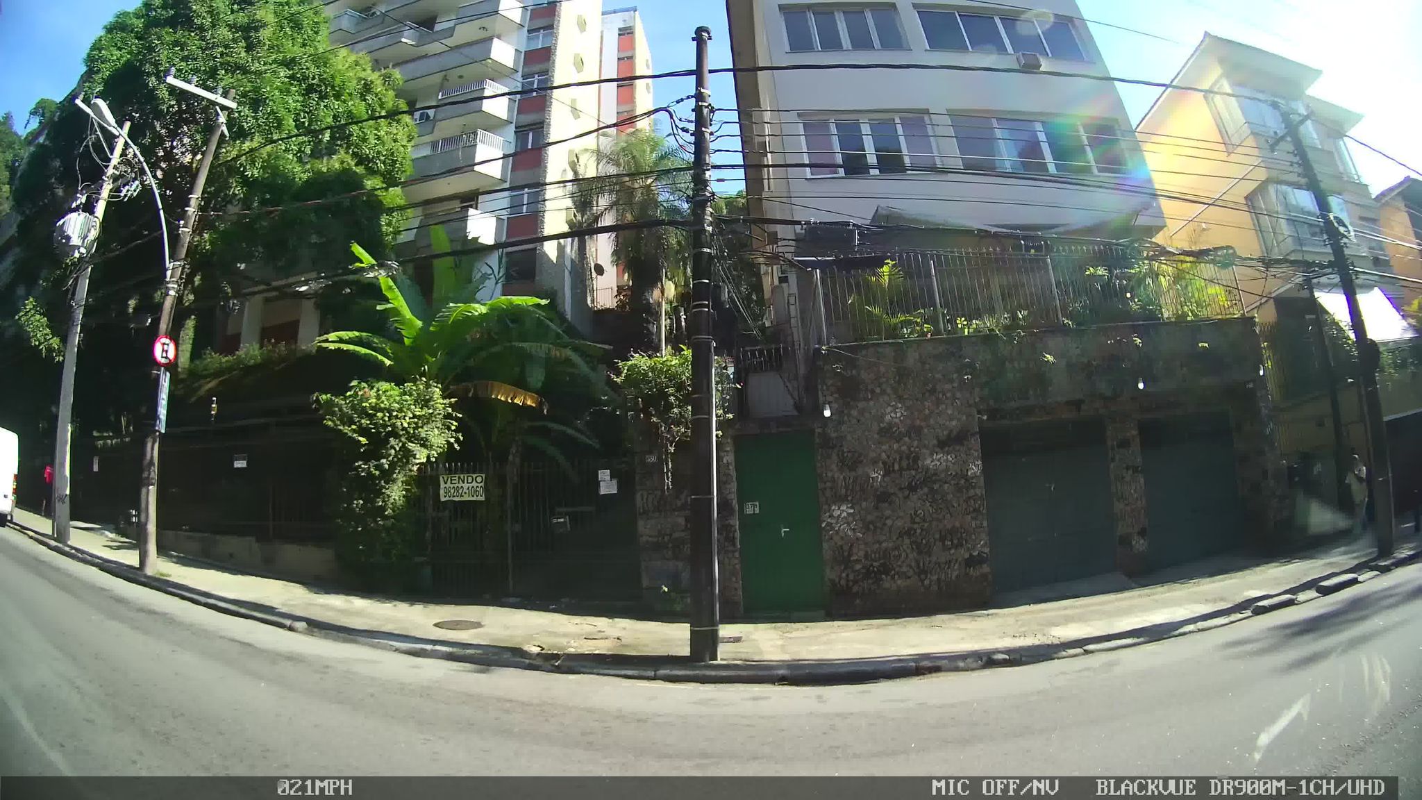 Street-level view near Edifício Baeté, Gávea