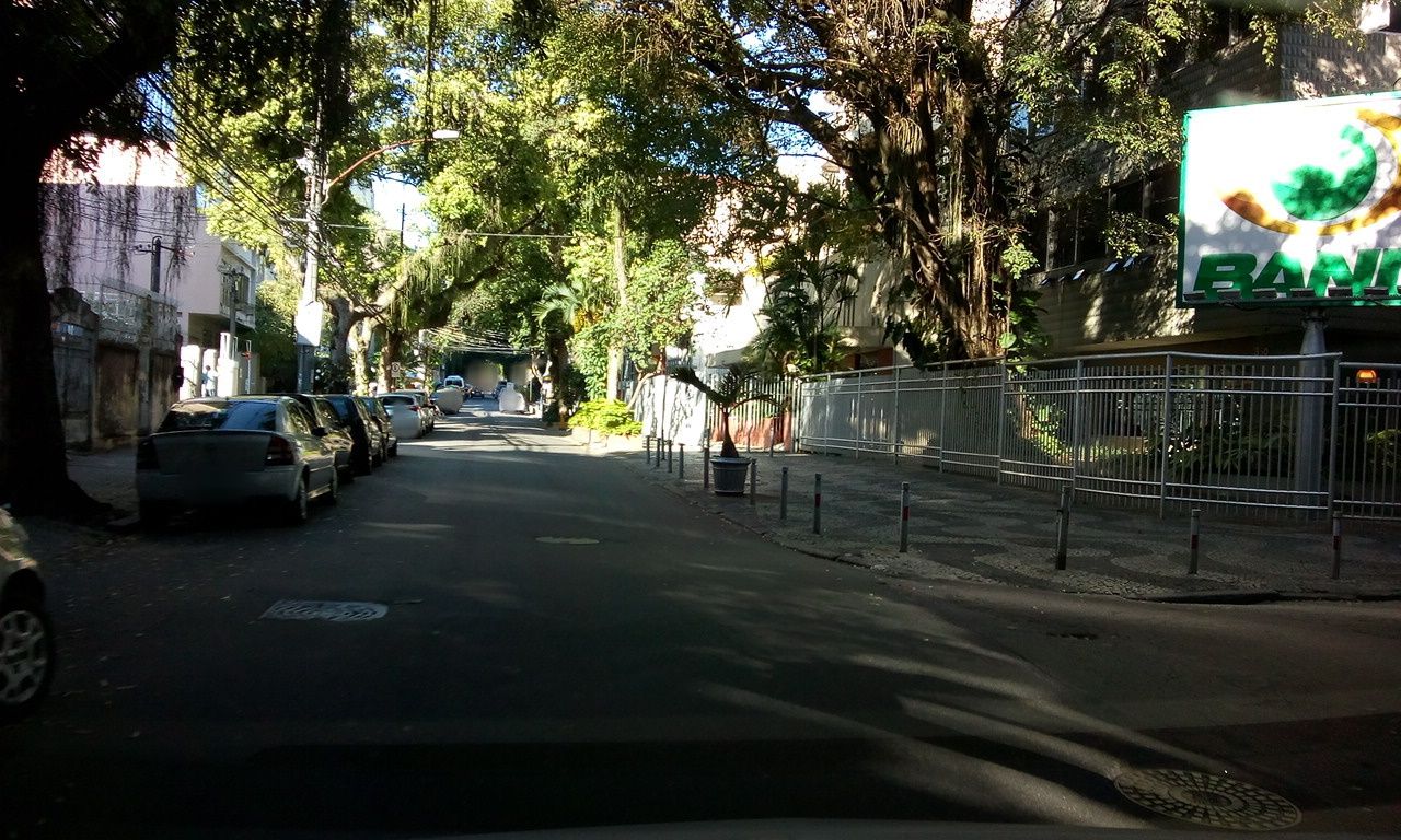 Street-level view near Edifício Balzac, Botafogo