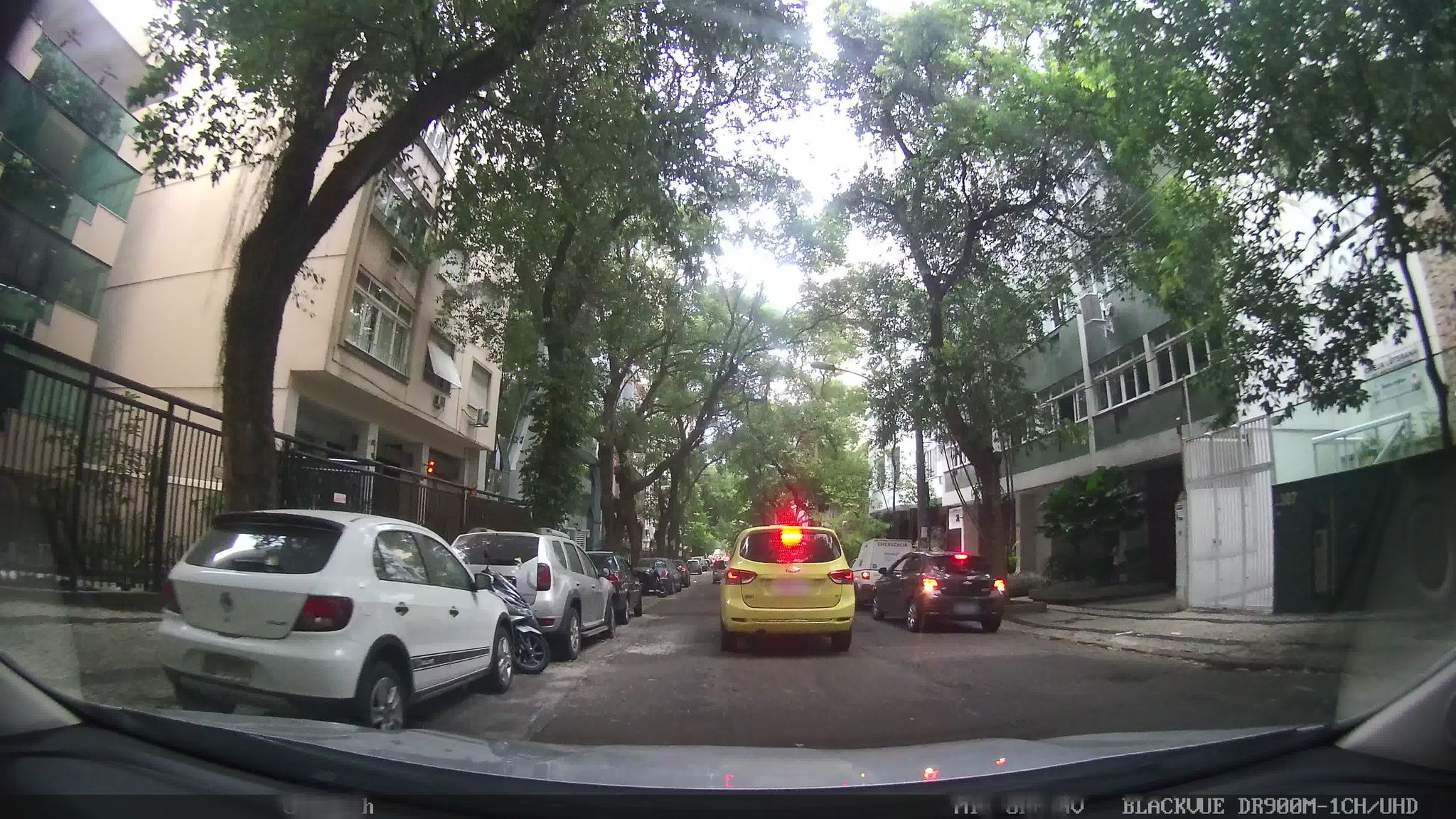 Street-level view near Edifício Bandeirante Bernardo Lobo, Copacabana
