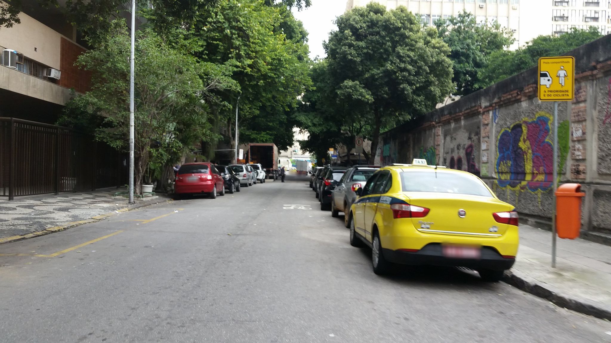 Street-level view near Edifício Bandeirante Bras Leme, Catete