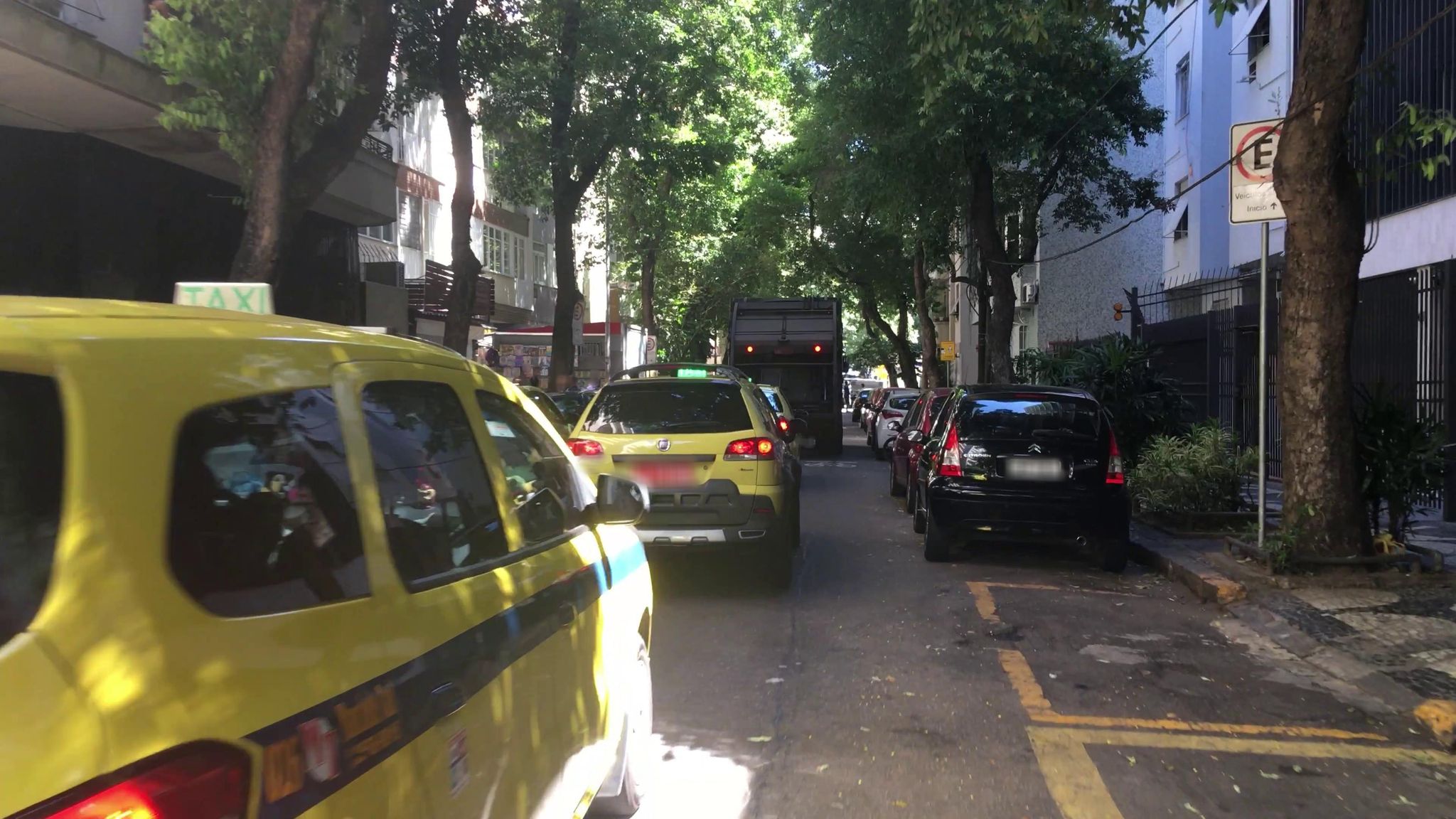Street-level view near Edifício Bandeirante João Ramalho, Catete