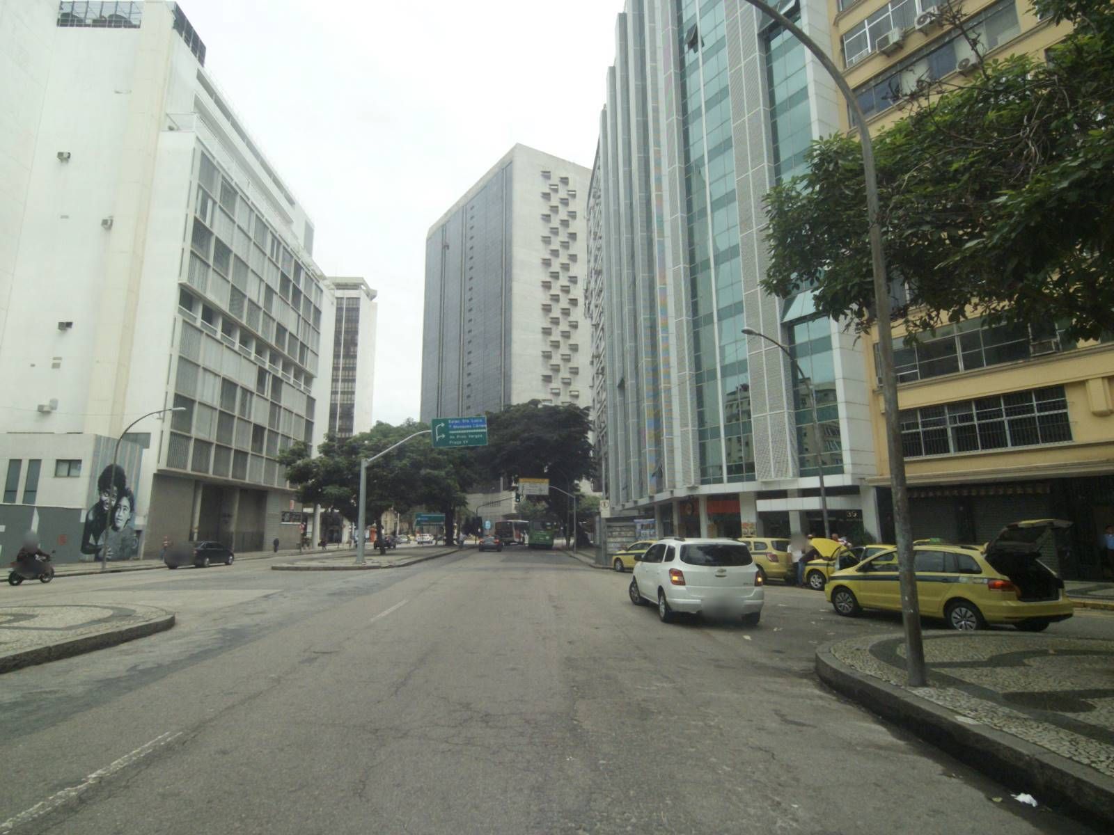 Street-level view near Edifício Bandeirante, Centro