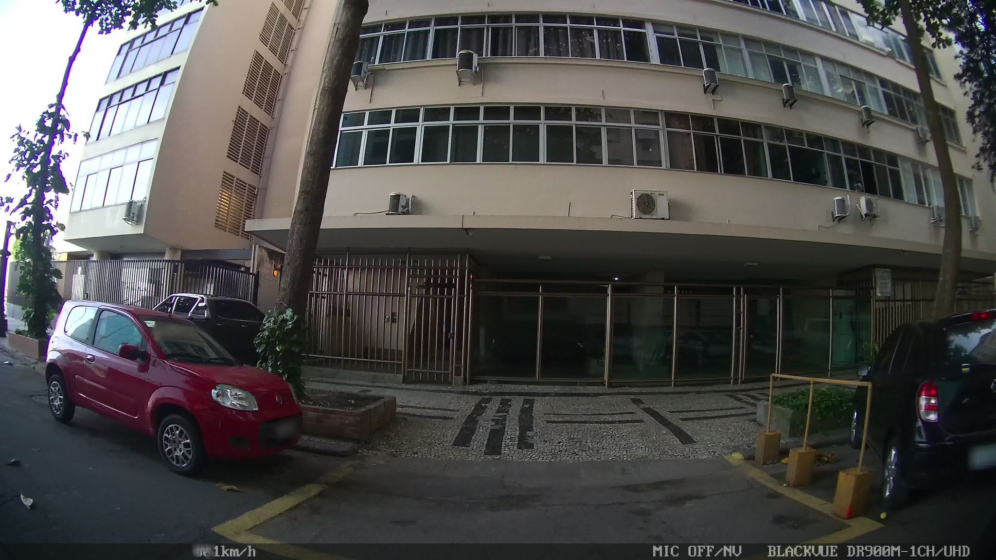 Street-level view near Edifício Barão de Campo Belo, Copacabana