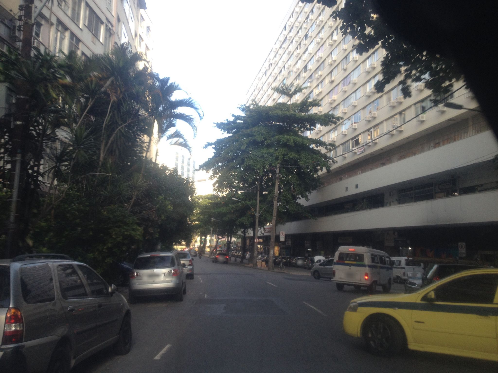 Street-level view near Edifício Barão de Loureiro, Copacabana