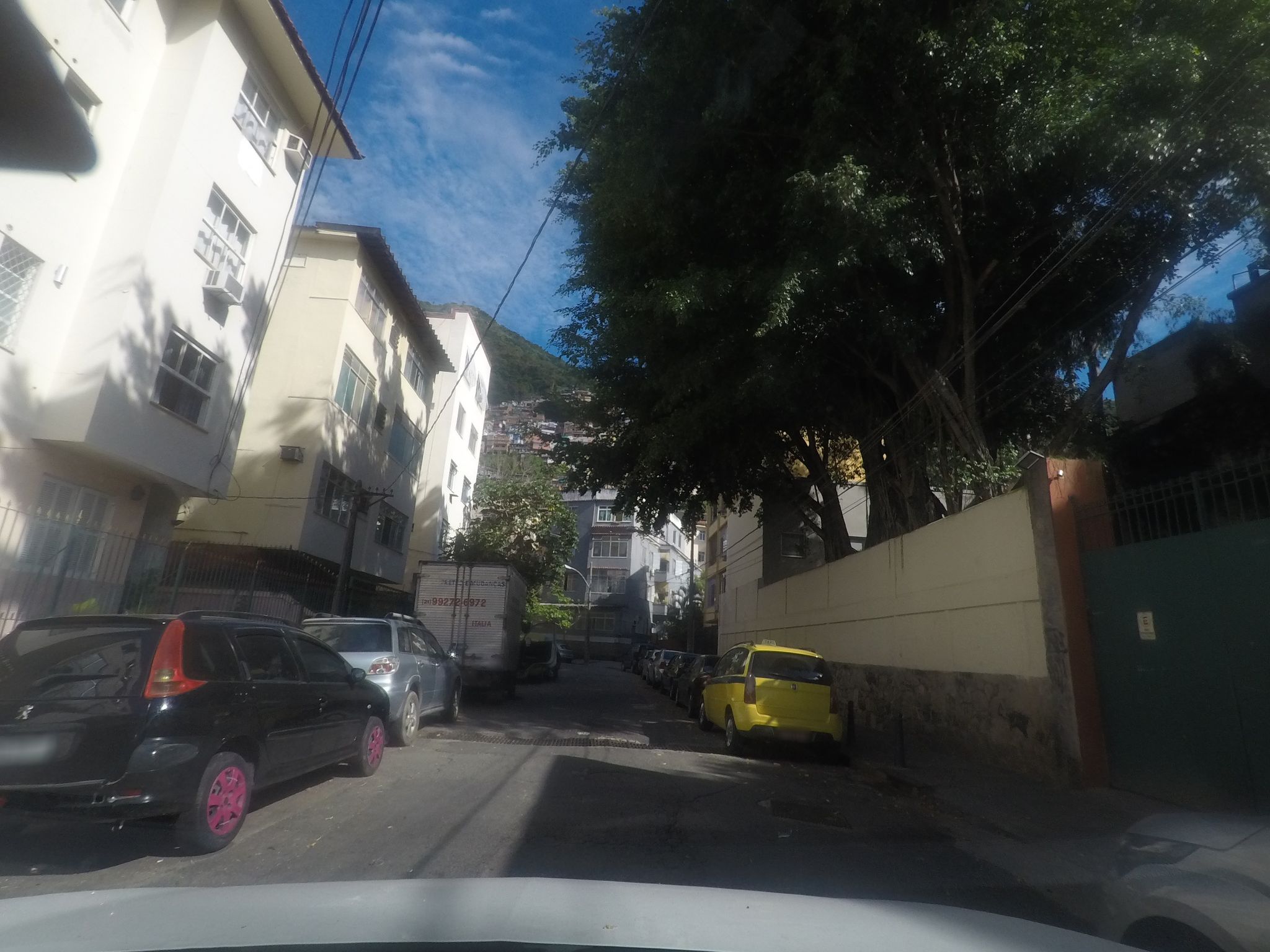 Street-level view near Edifício Barão de Macaúbas, Botafogo
