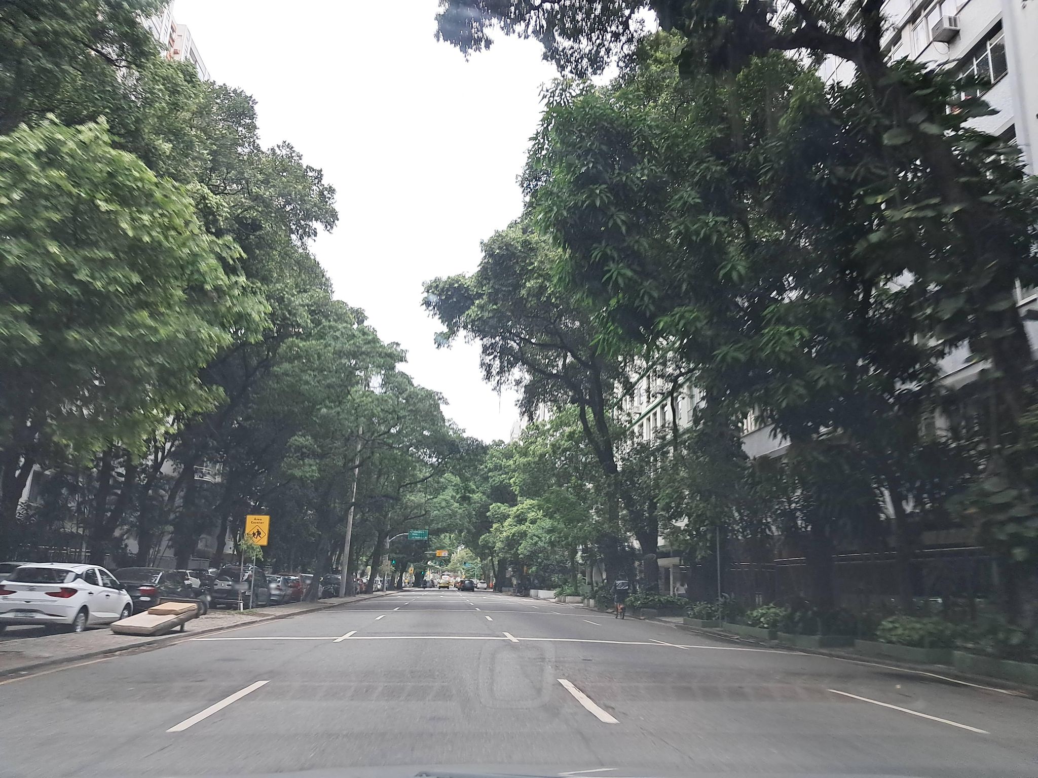 Street-level view near Edifício Barão de Vassouras, Botafogo