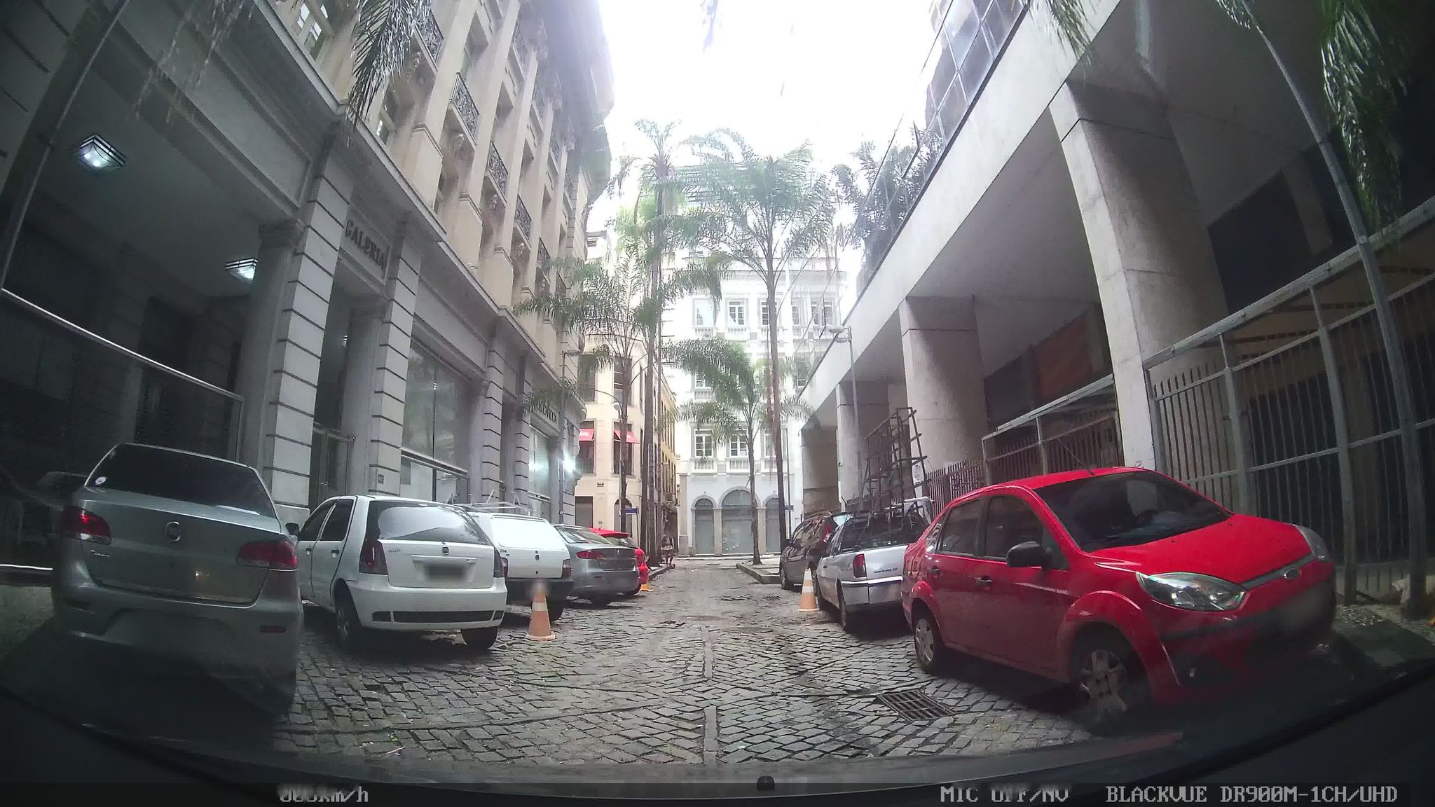 Street-level view near Edifício Barão do Rio Branco, Centro