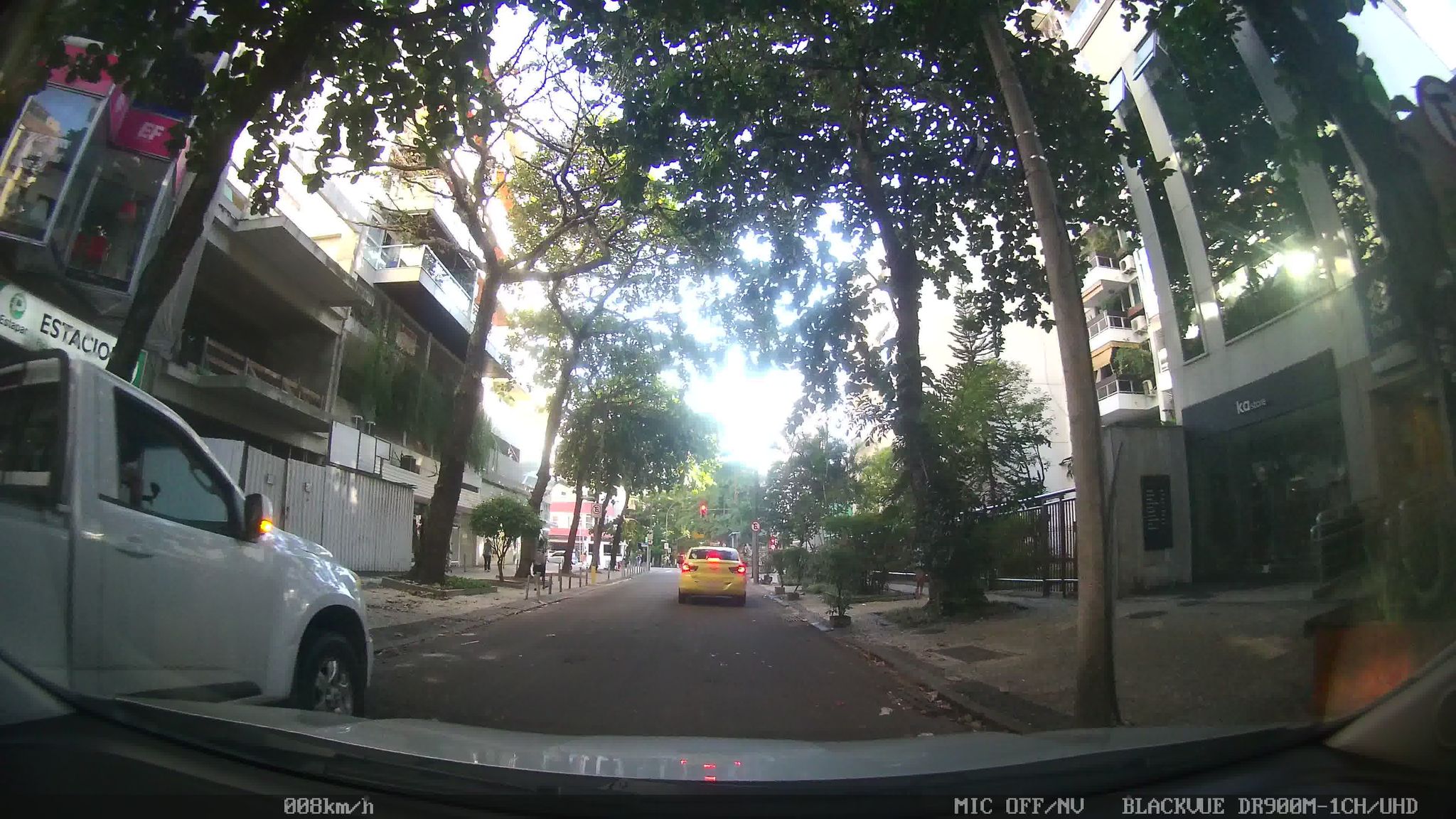 Street-level view near Edifício Barão Ladario, Ipanema