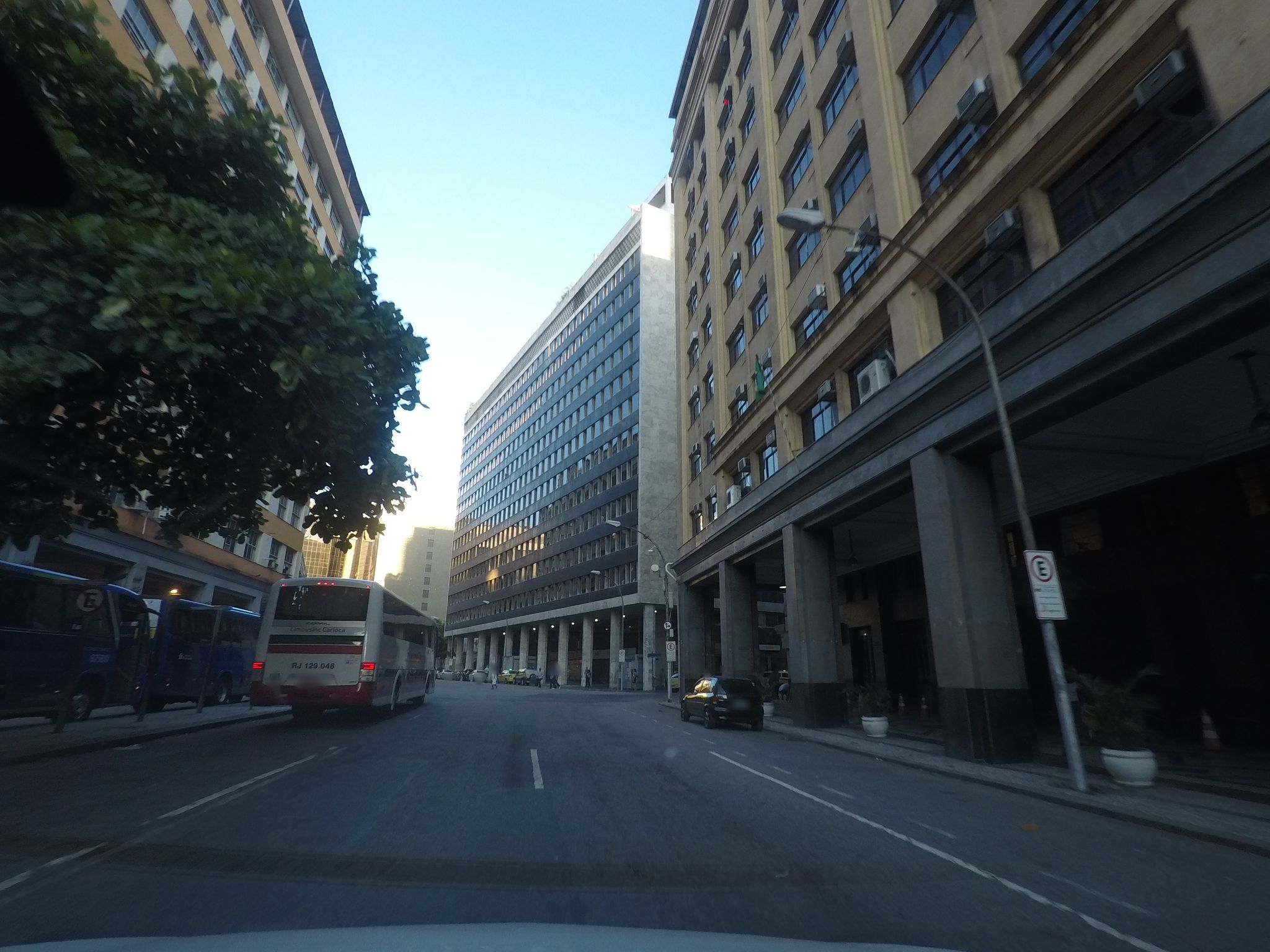 Street-level view near Edifício Barbacena, Centro
