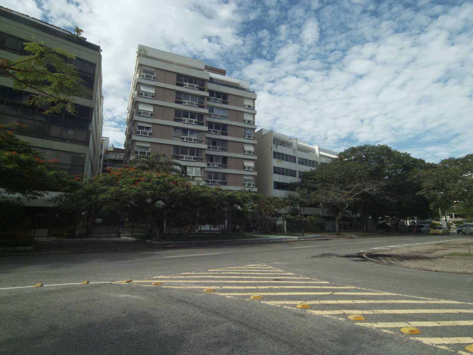 Street-level view near Edifício Barbizon, Lagoa
