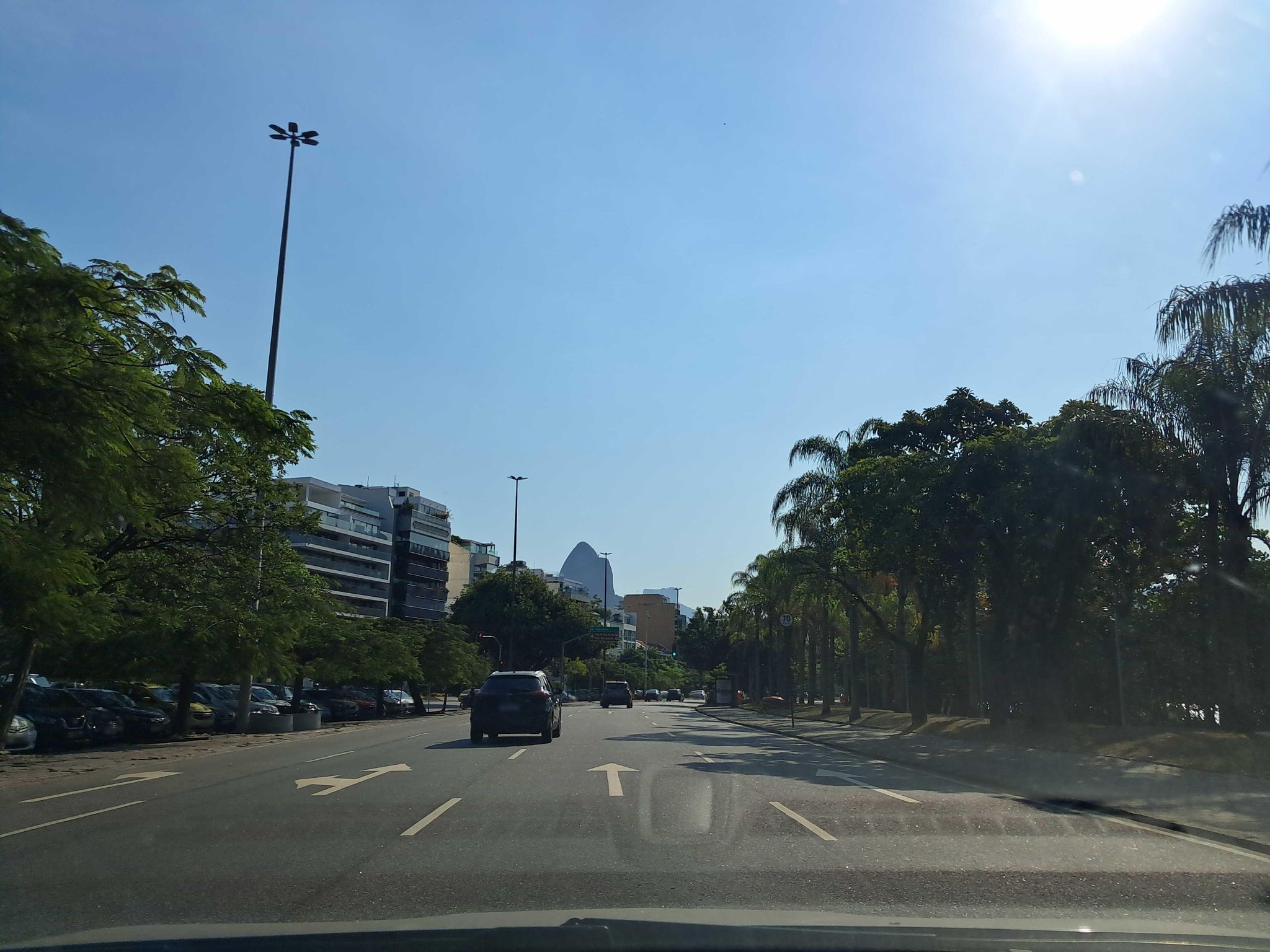Street-level view near Edifício Barbizon, Ipanema