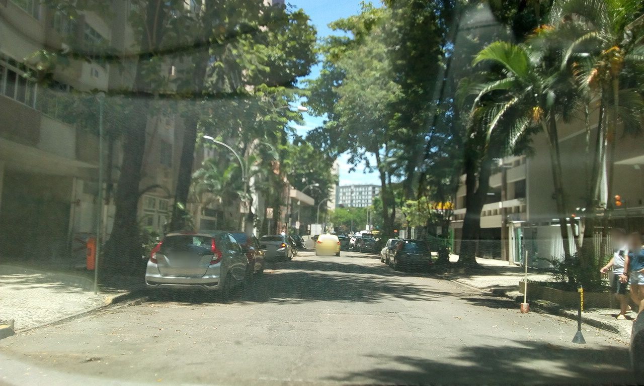 Street-level view near Edifício Baronesa do Cipó, Botafogo