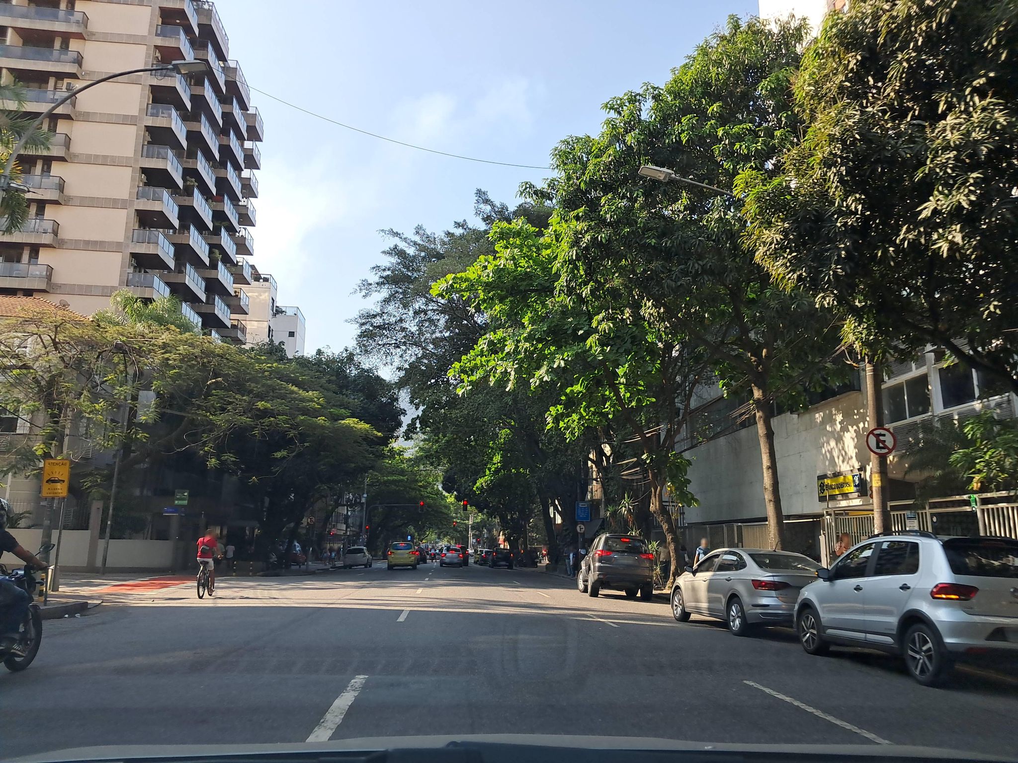 Street-level view near Edifício Bart, Leblon